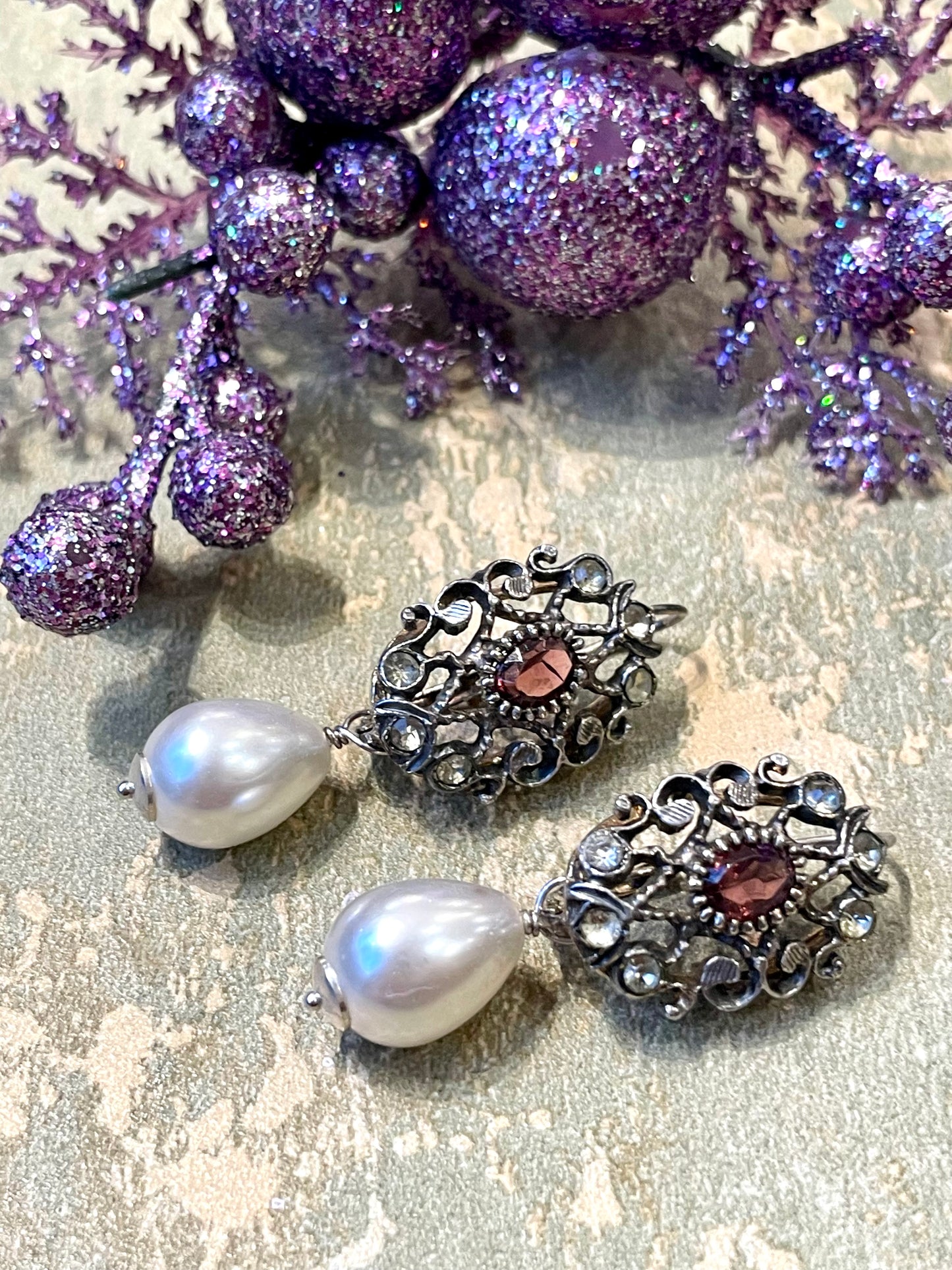 Romantici orecchini in argento con perla a goccia, anni ‘40:50