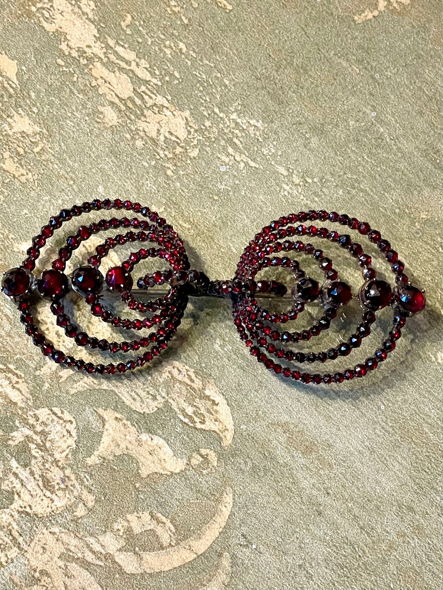 Spilla vittoriana doppio cerchio in granati boho