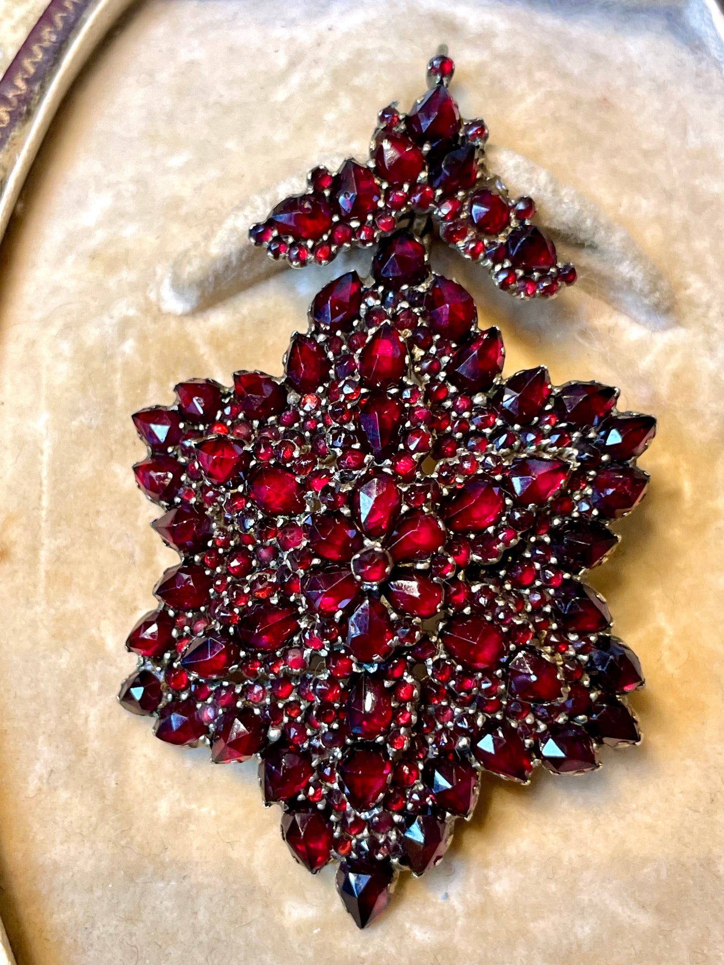 Elegante pendente vittoriano a stella in granati almandini