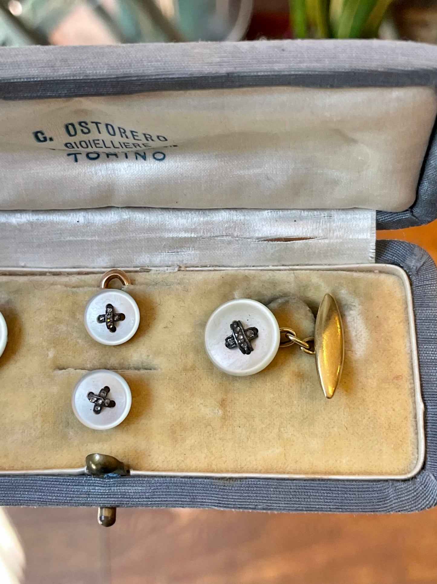 Set di gemelli e sparato da smoking in madreperla, oro e diamanti, 1920/30