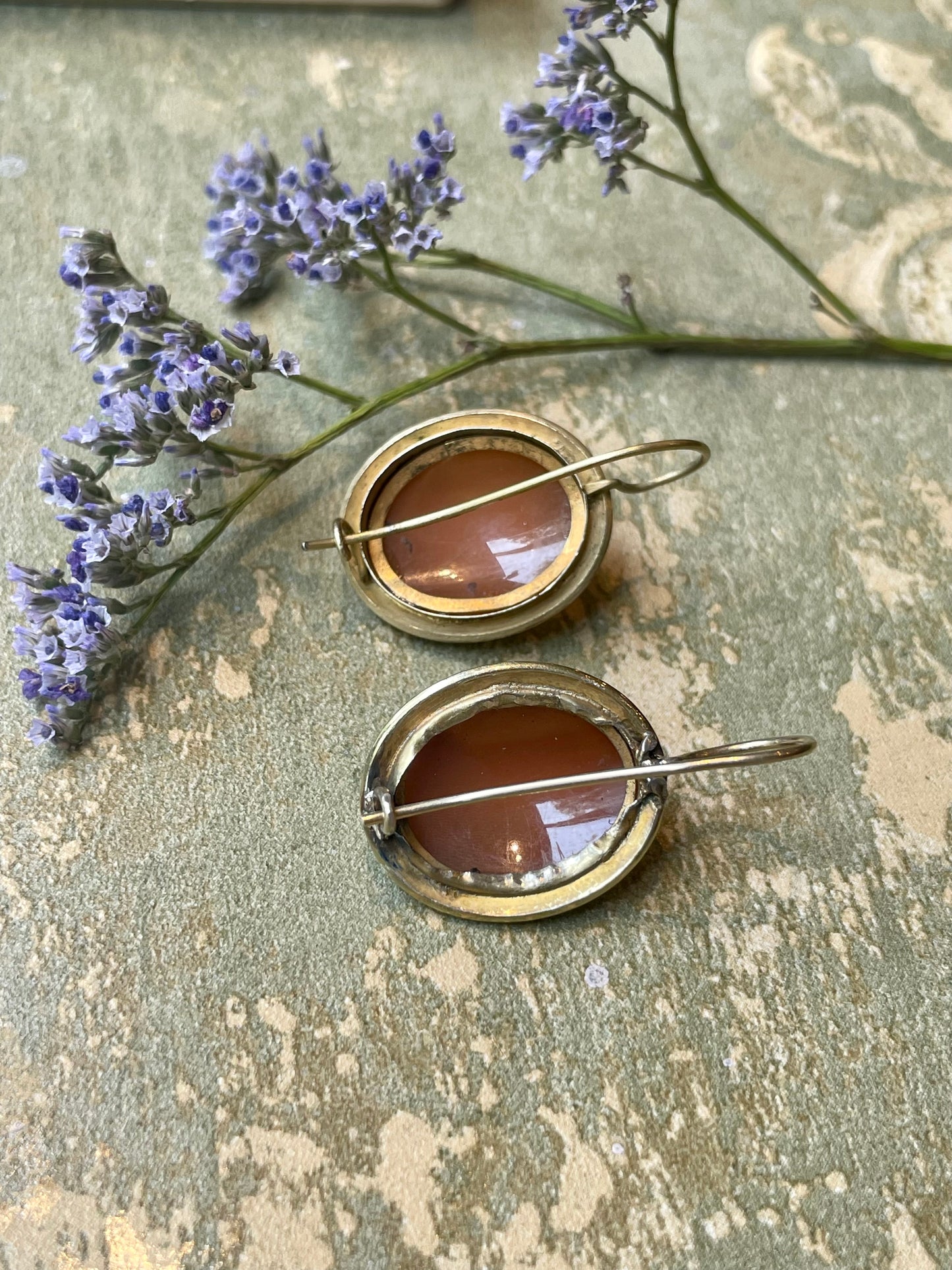 Orecchini con cammeo conchiglia intagliato con profili neoclassici, epoca vittoriana