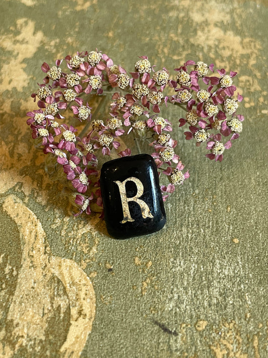 Squisito intaglio vittoriano in pasta di vetro con iniziale R