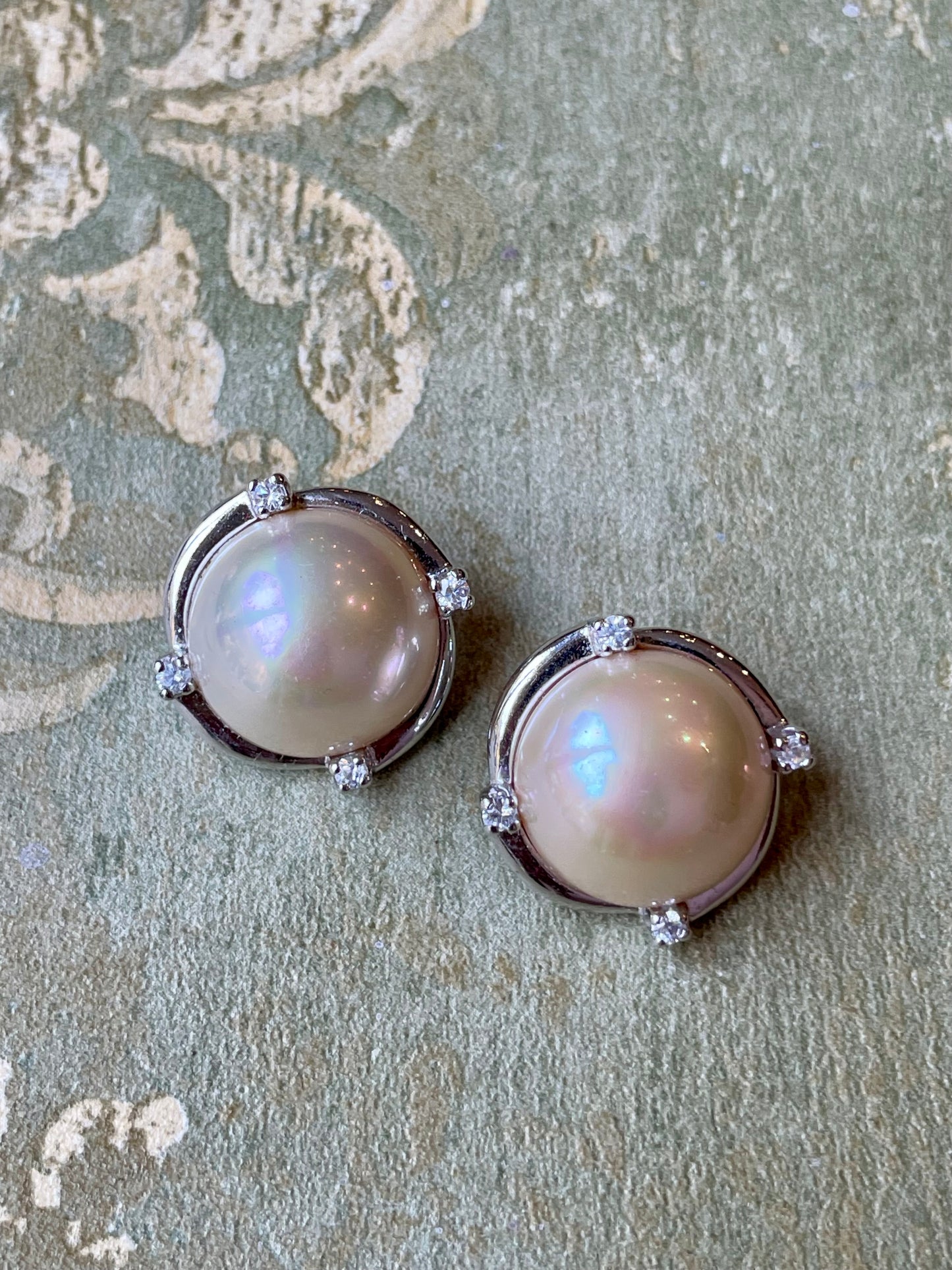 Orecchini a bottone in argento e perle mabe’, anni ‘80