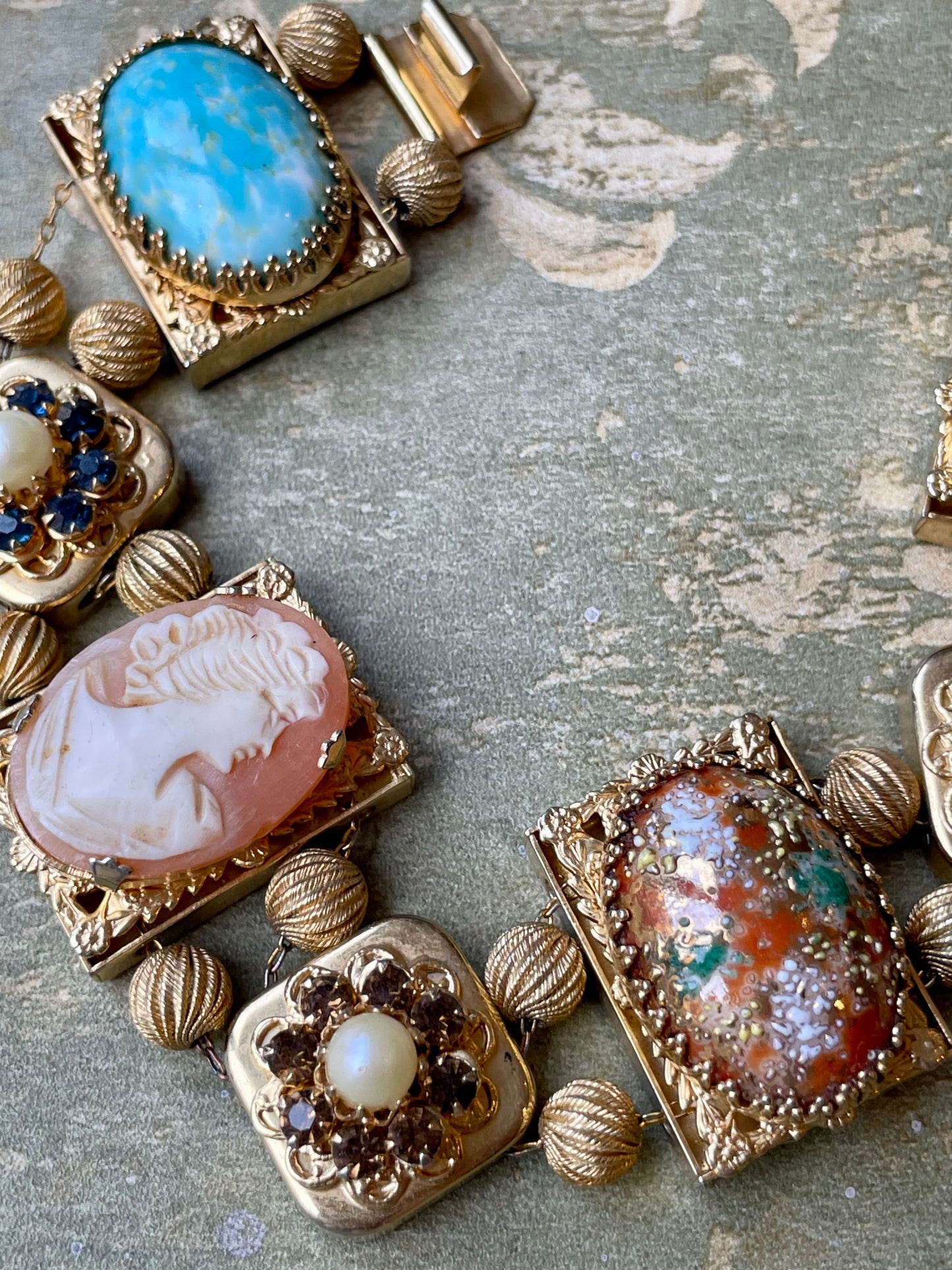 Bracciale dorato con paste di vetro e cammeo, anni ‘80