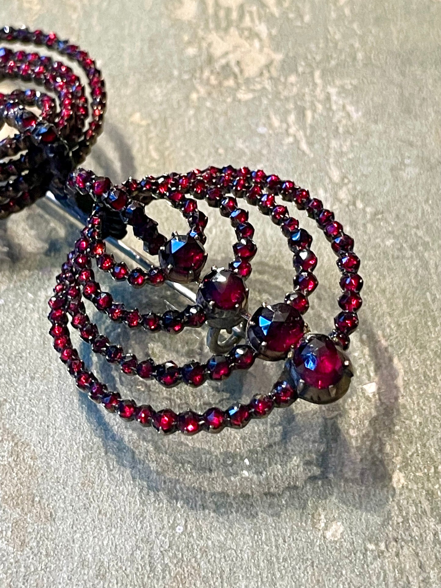 Spilla vittoriana doppio cerchio in granati boho