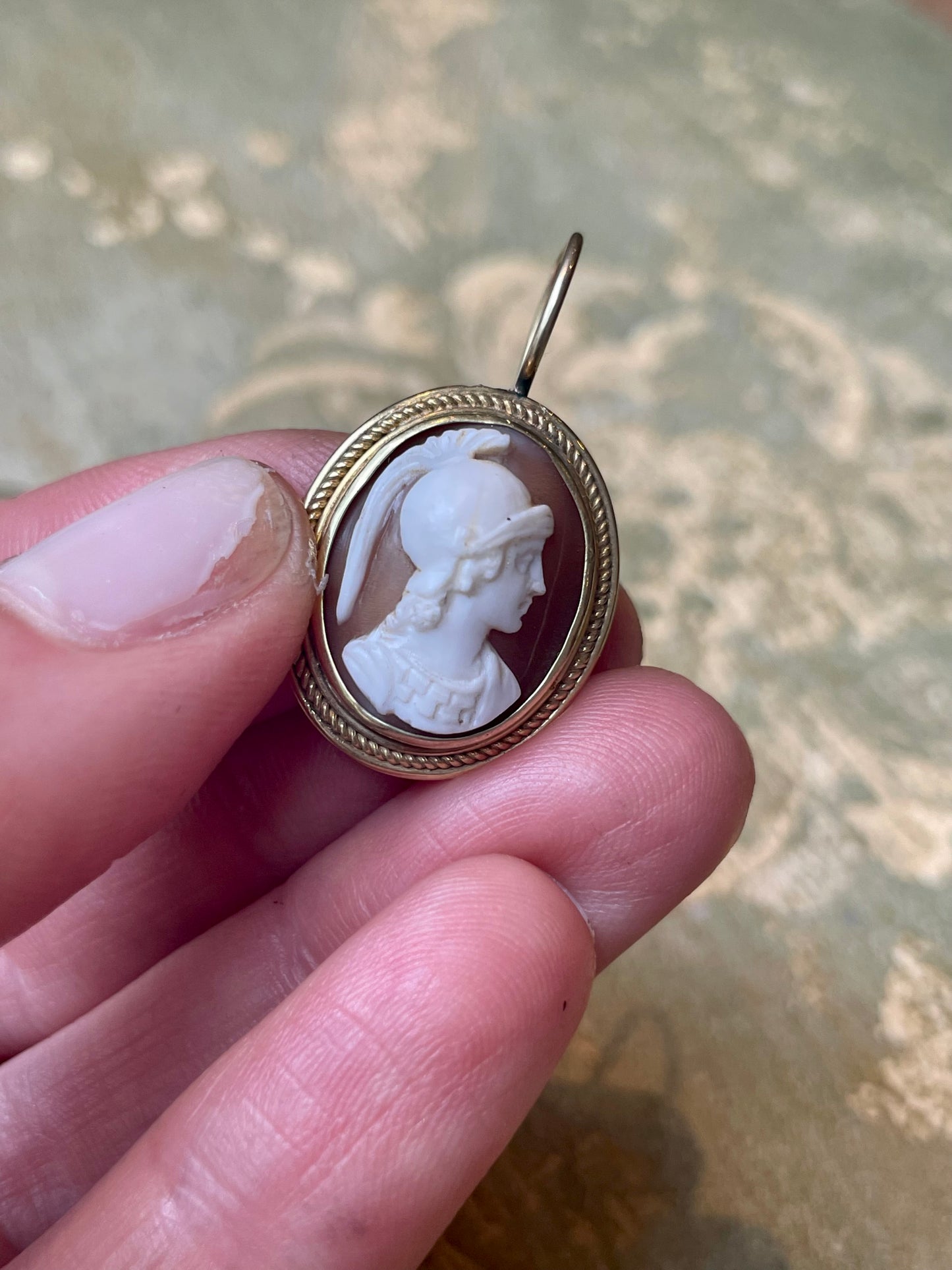 Orecchini con cammeo conchiglia intagliato con profili neoclassici, epoca vittoriana