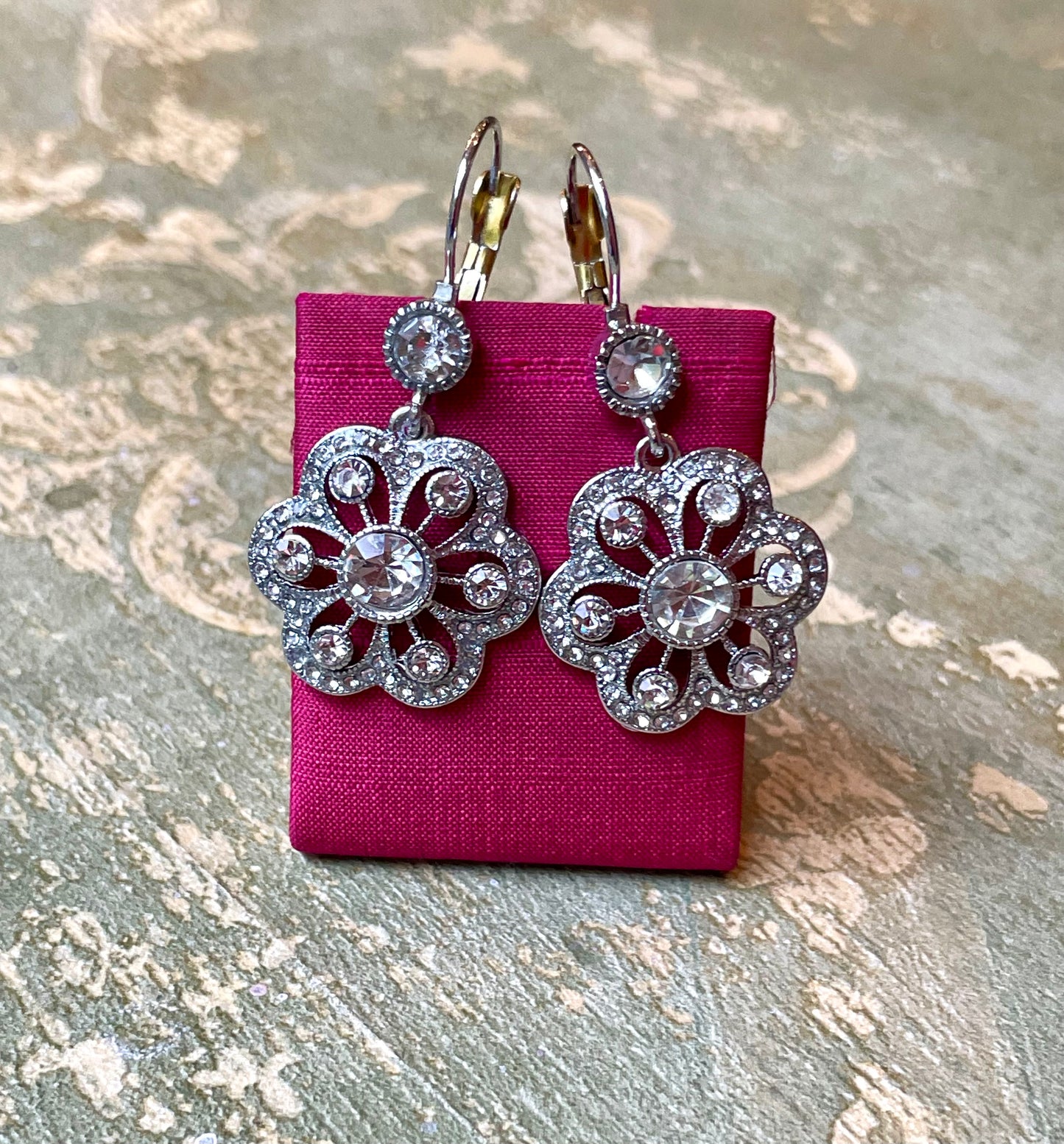 Romantici orecchini con fiore in strass, anni ‘50
