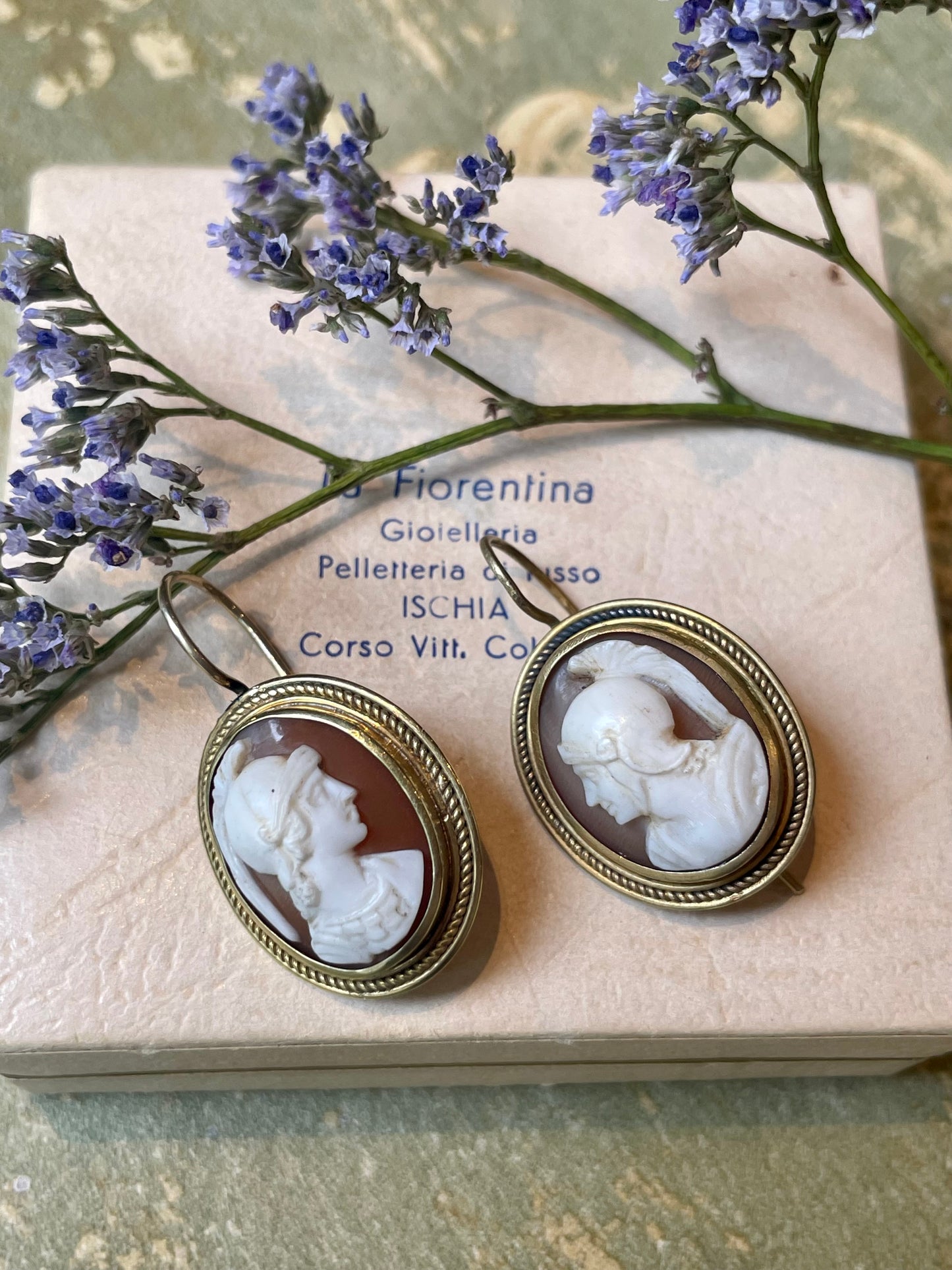 Orecchini con cammeo conchiglia intagliato con profili neoclassici, epoca vittoriana