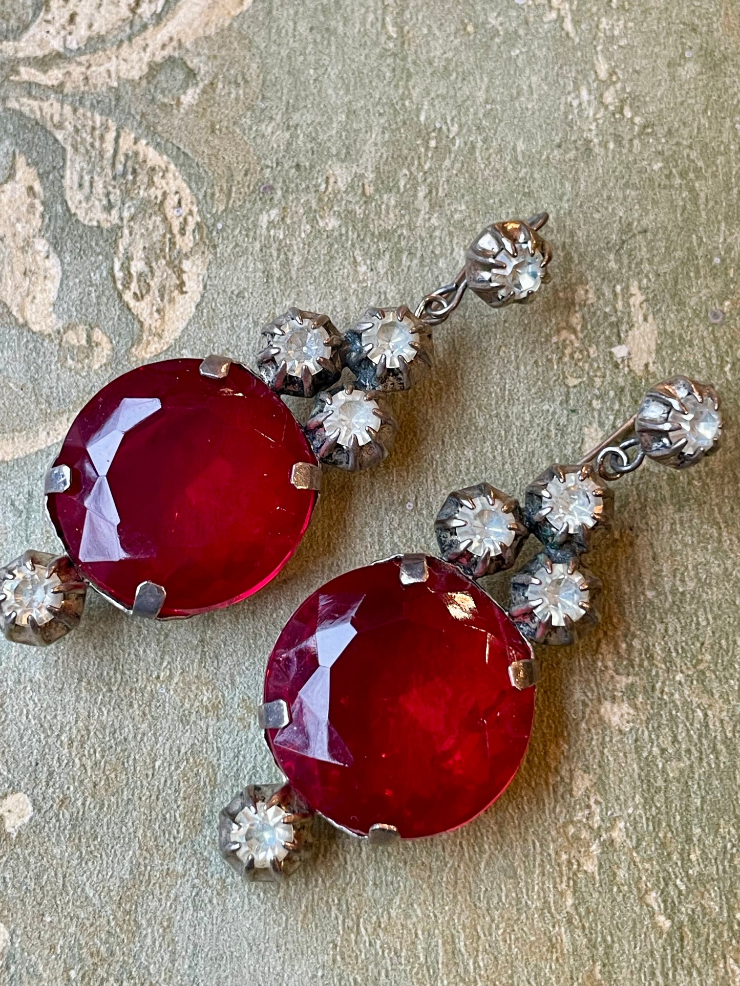 Orecchini chandelier con grande bottone in cristallo rosso, anni ‘50