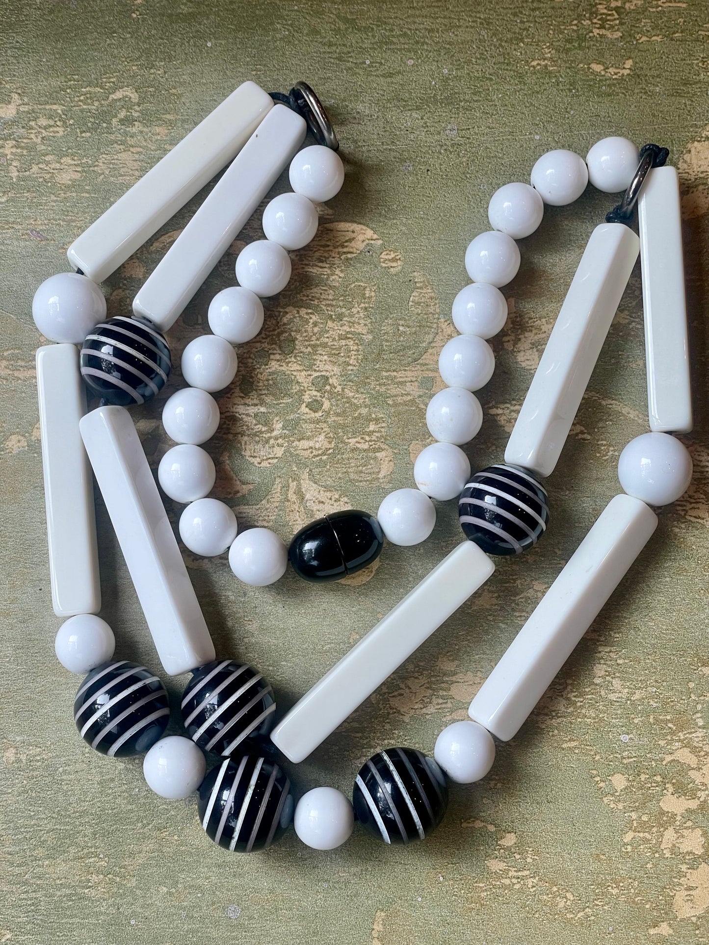 Collana Optical in lucite, anni ‘50/60