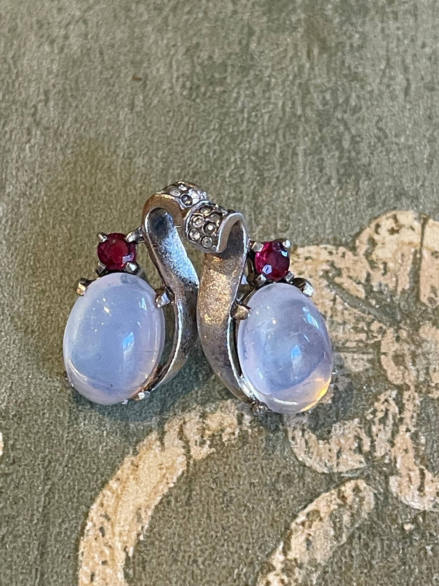 Orecchini in argento e claire de lune, Trifari, anni ‘40/50