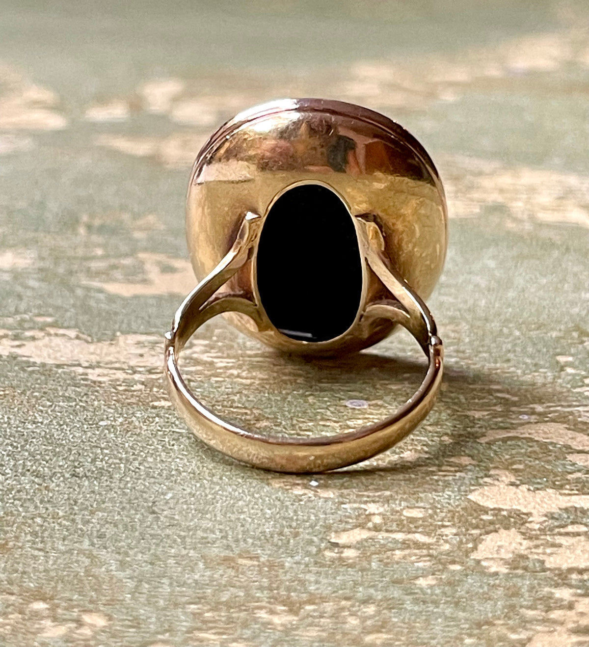 Affascinante anello con grande cabochon in avventurina e oro giallo, epoca vittoriana