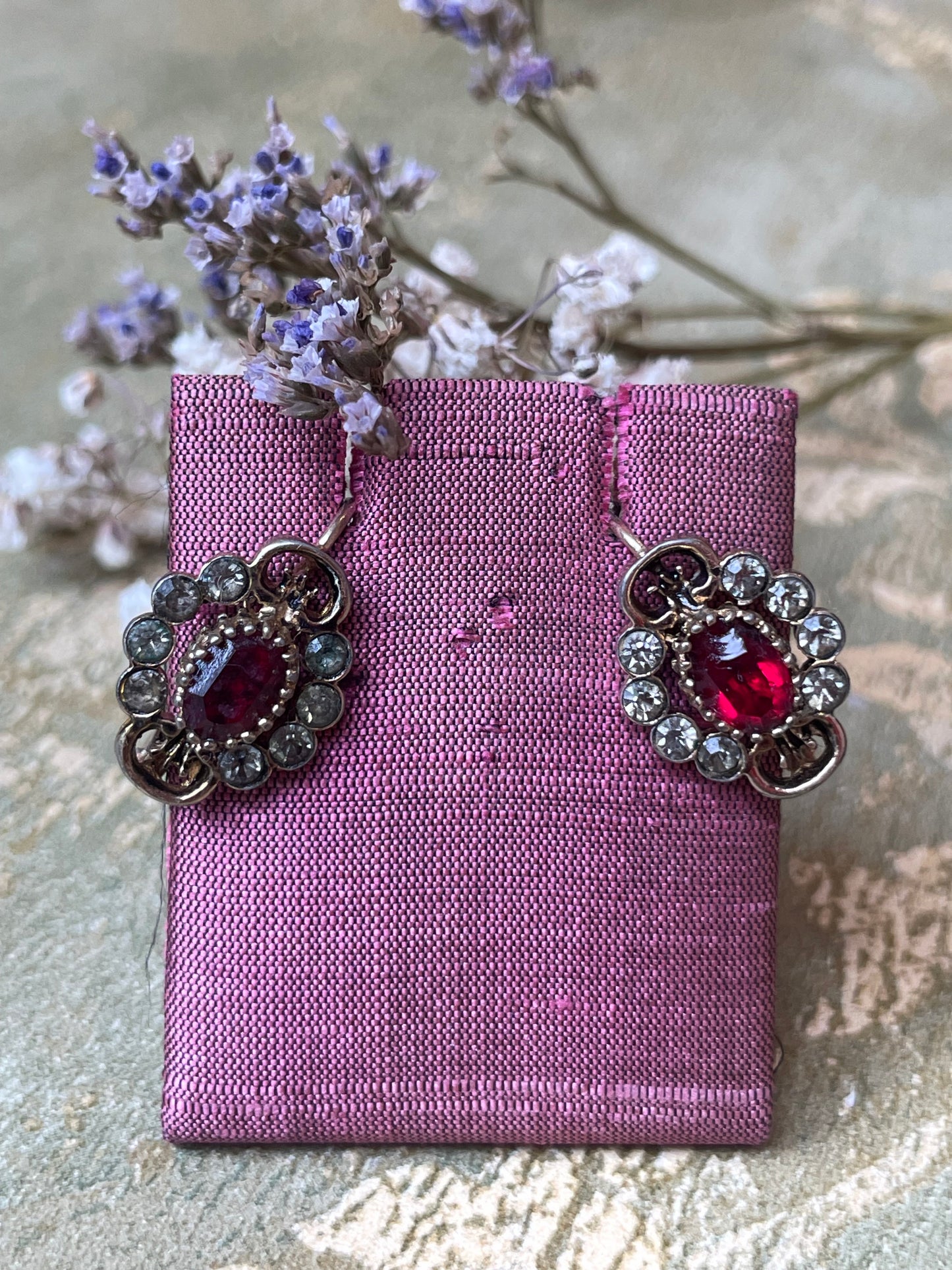 Orecchini dormeuse in argento e cristalli, anni ‘40