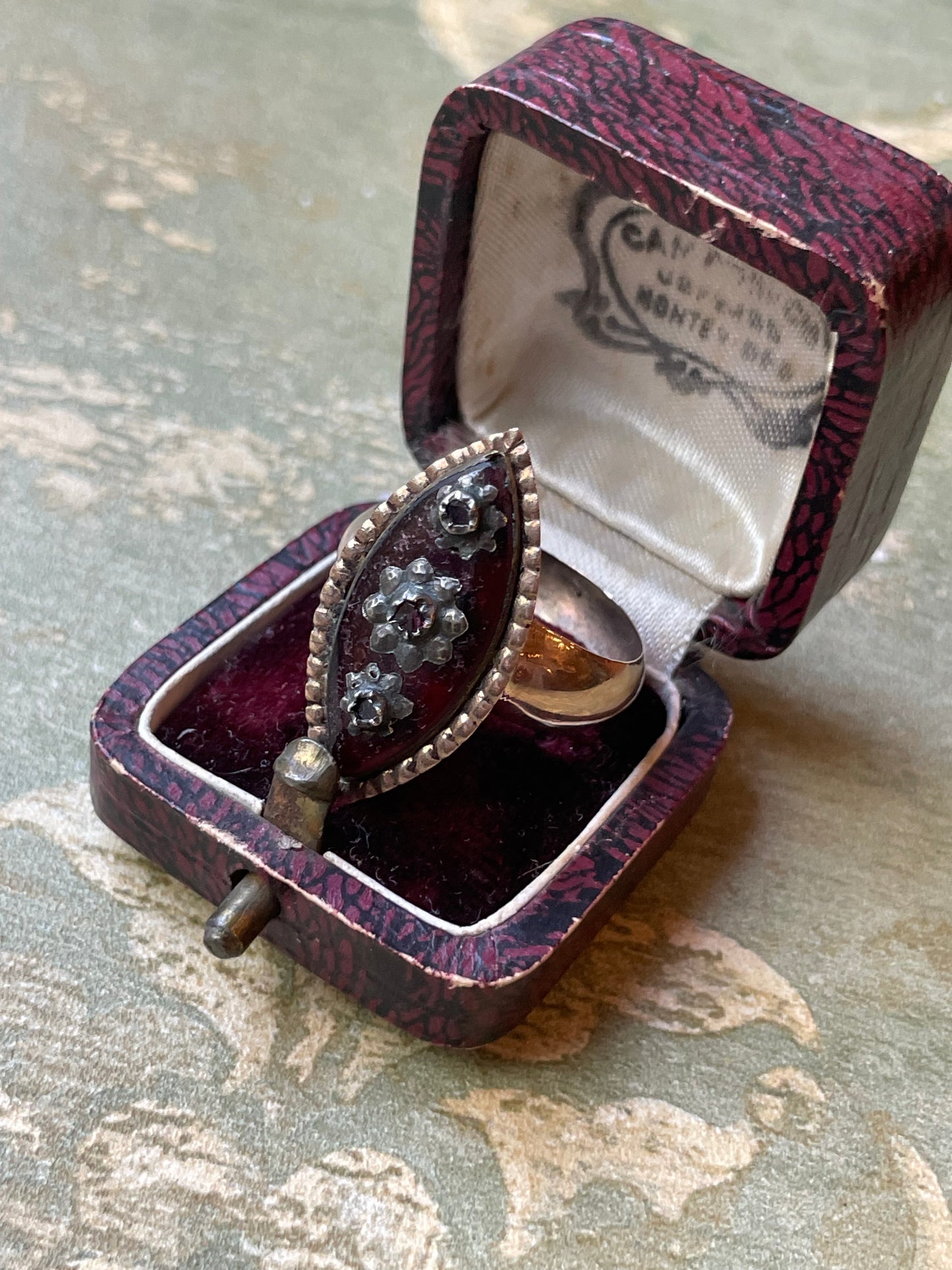 Squisito anello Navette in smalto, epoca georgiana