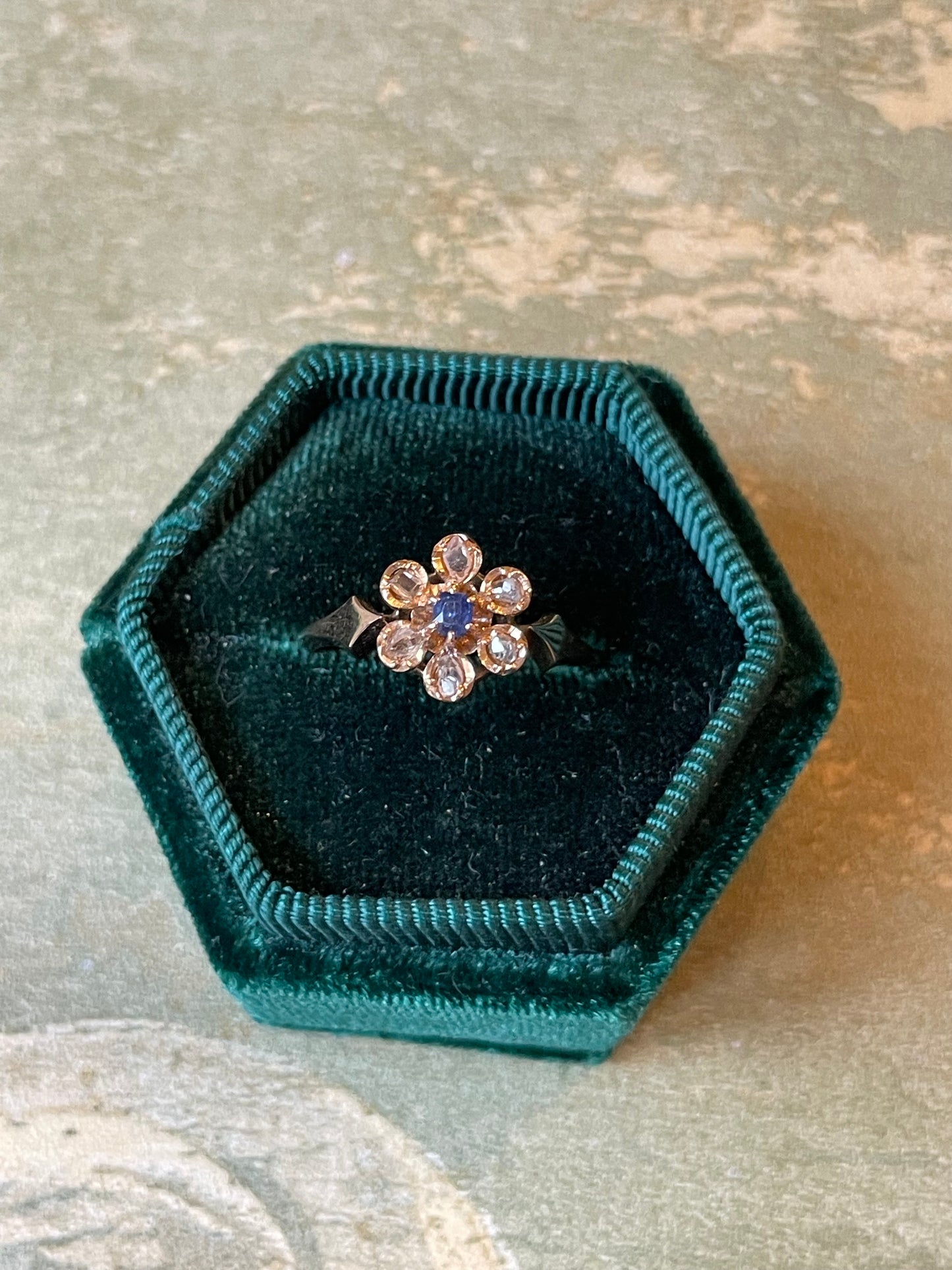 Romantico anello con piccola margherita, epoca vittoriana