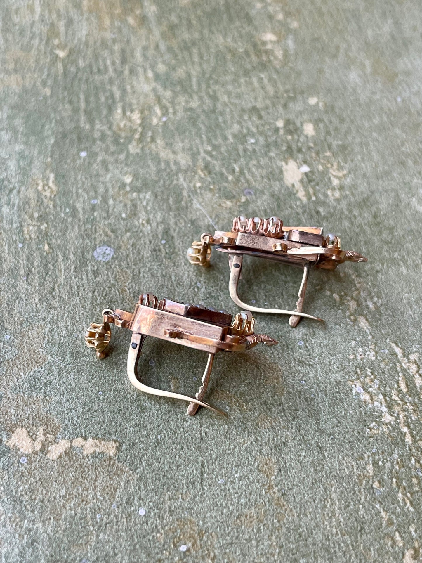 Orecchini traversine in lamina d’oro rosa e perle, epoca vittoriana