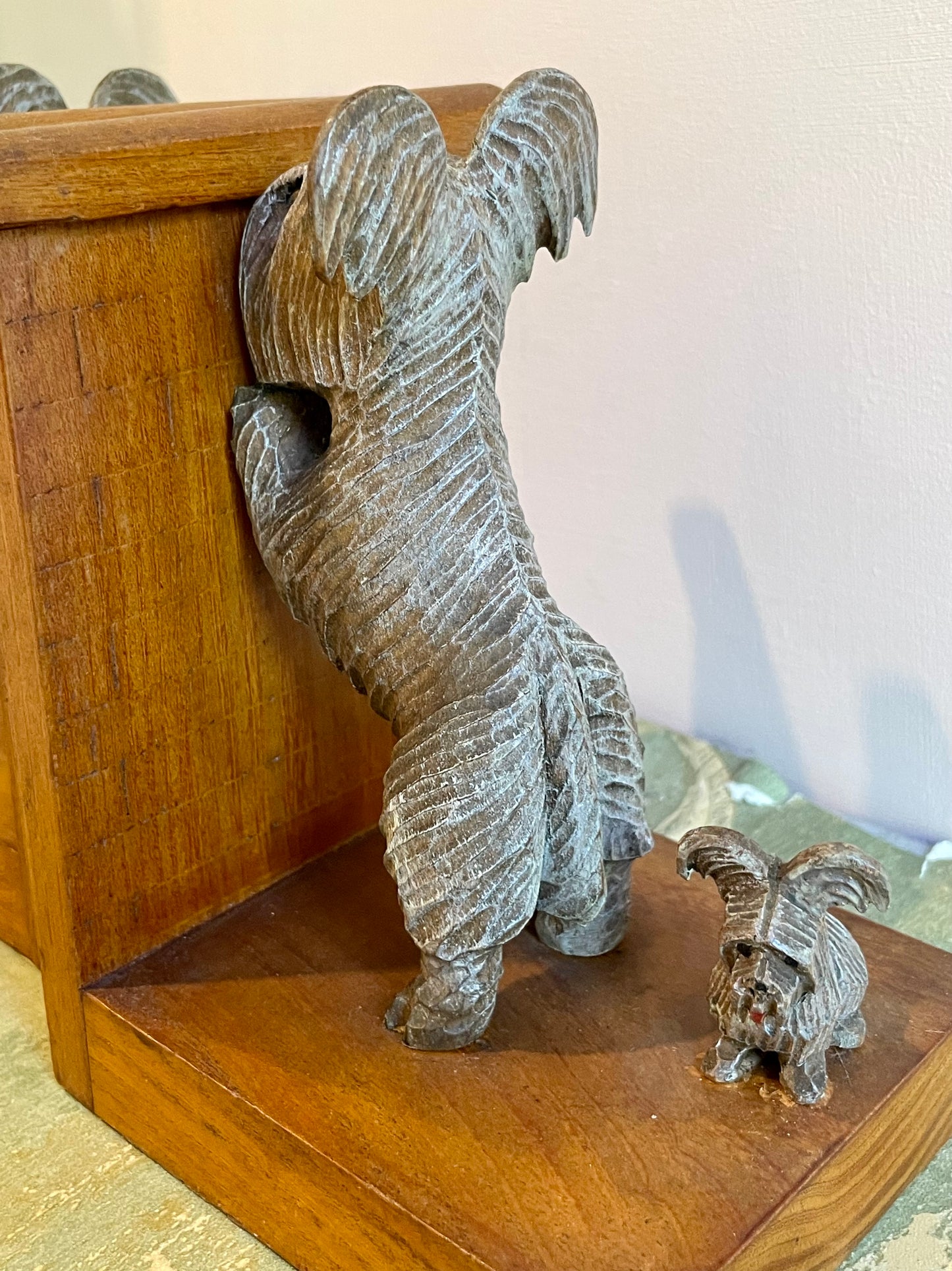 Reggi libri con cagnolini in legno, anni ‘30/40