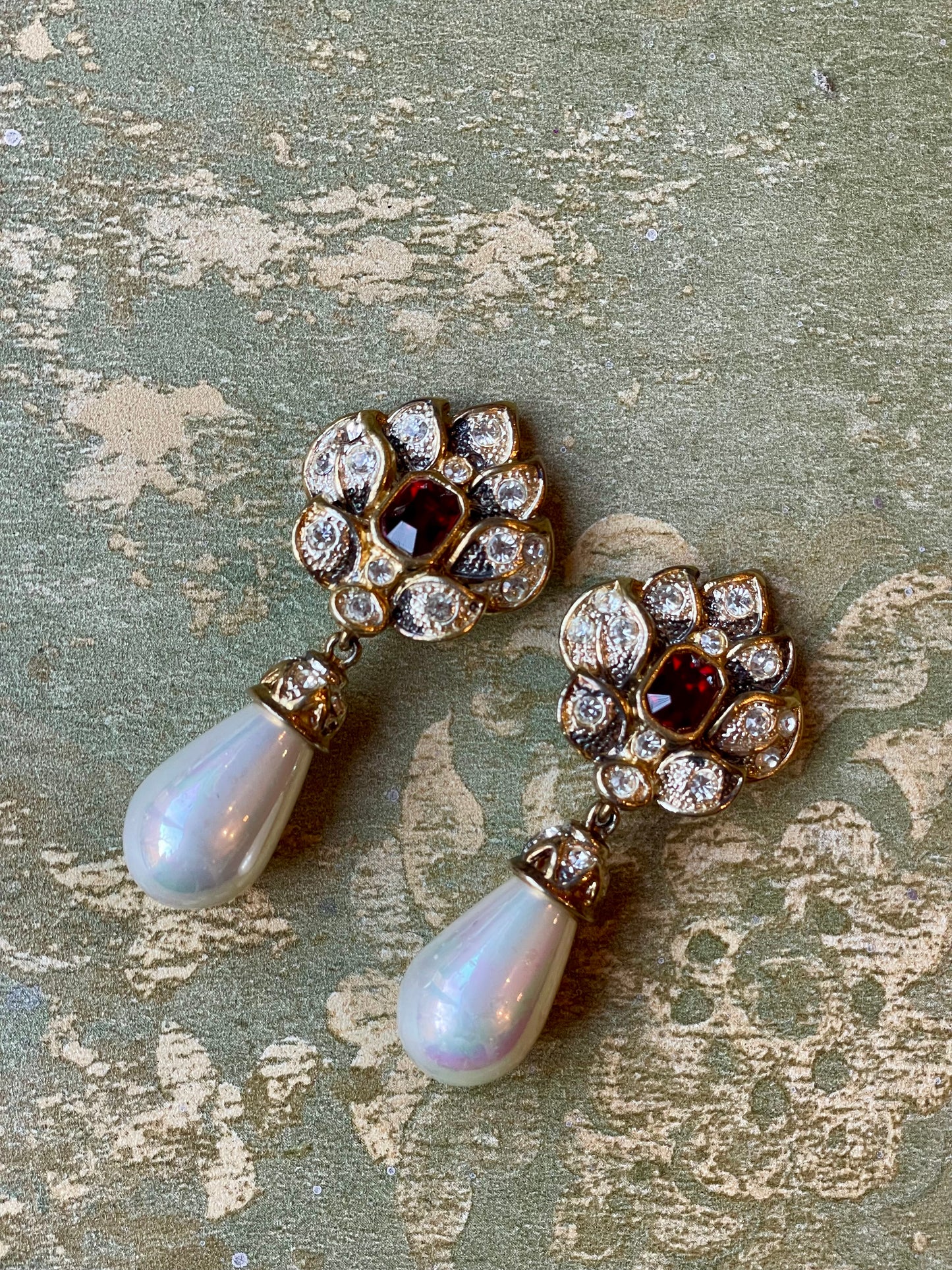 Stupendi orecchini con perla a goccia e cristalli, anni ‘80