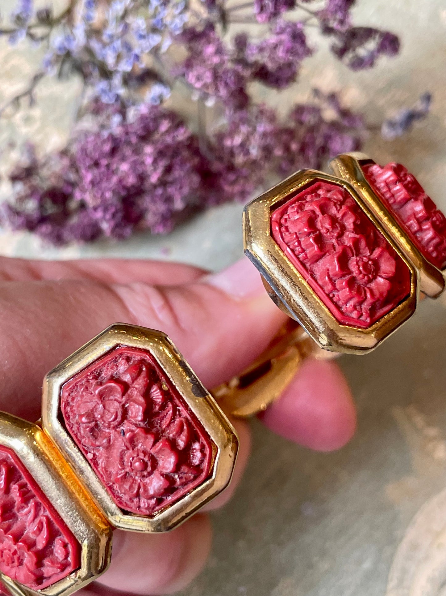 Bracciale semi rigido con placchette floreali, anni ‘50