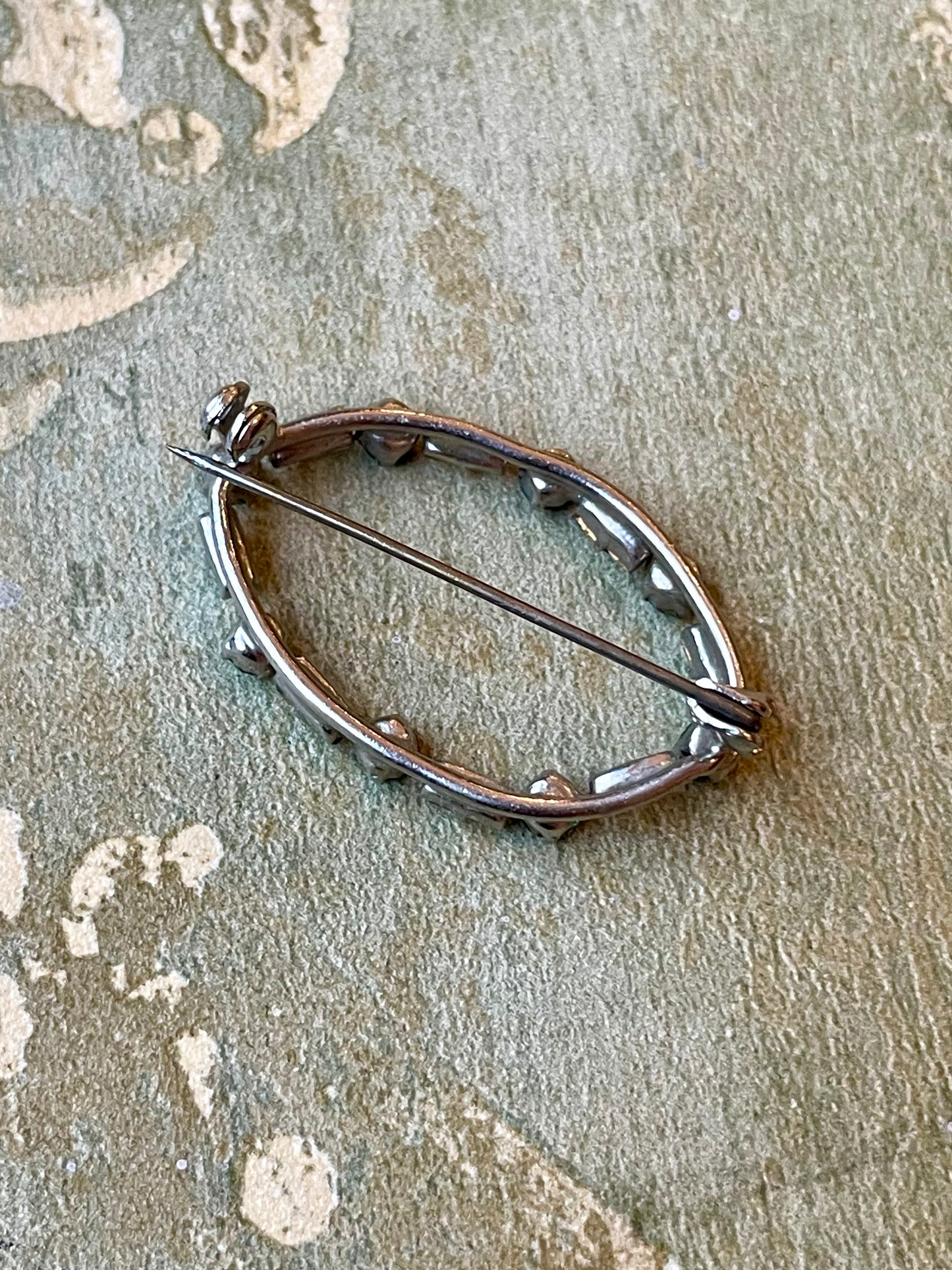 Luminosa spilla con cristalli verdi e bianchi, anni ‘50