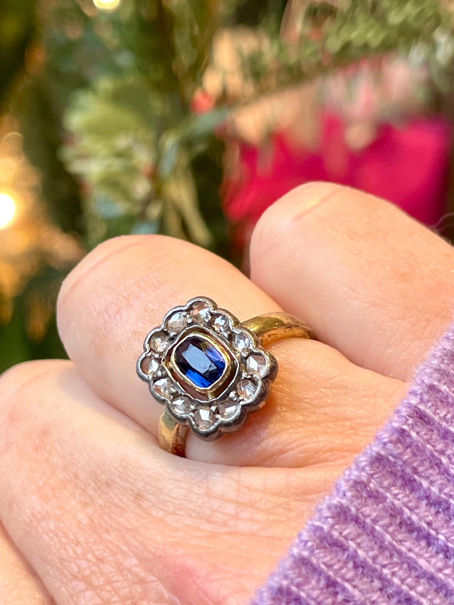 Romantico anello vittoriano con zaffiro e rosette di diamanti