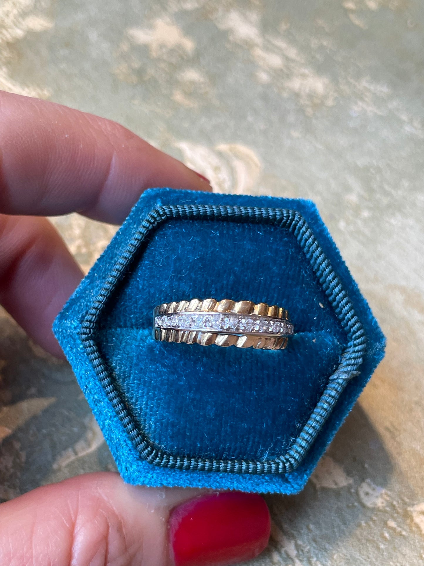 Fascia in oro giallo con pave’ di diamanti, anni ‘70