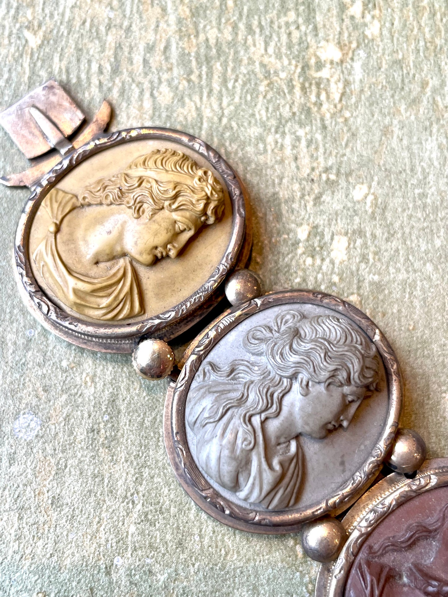 Bracciale in pietra lava e vermeil, vittoriano