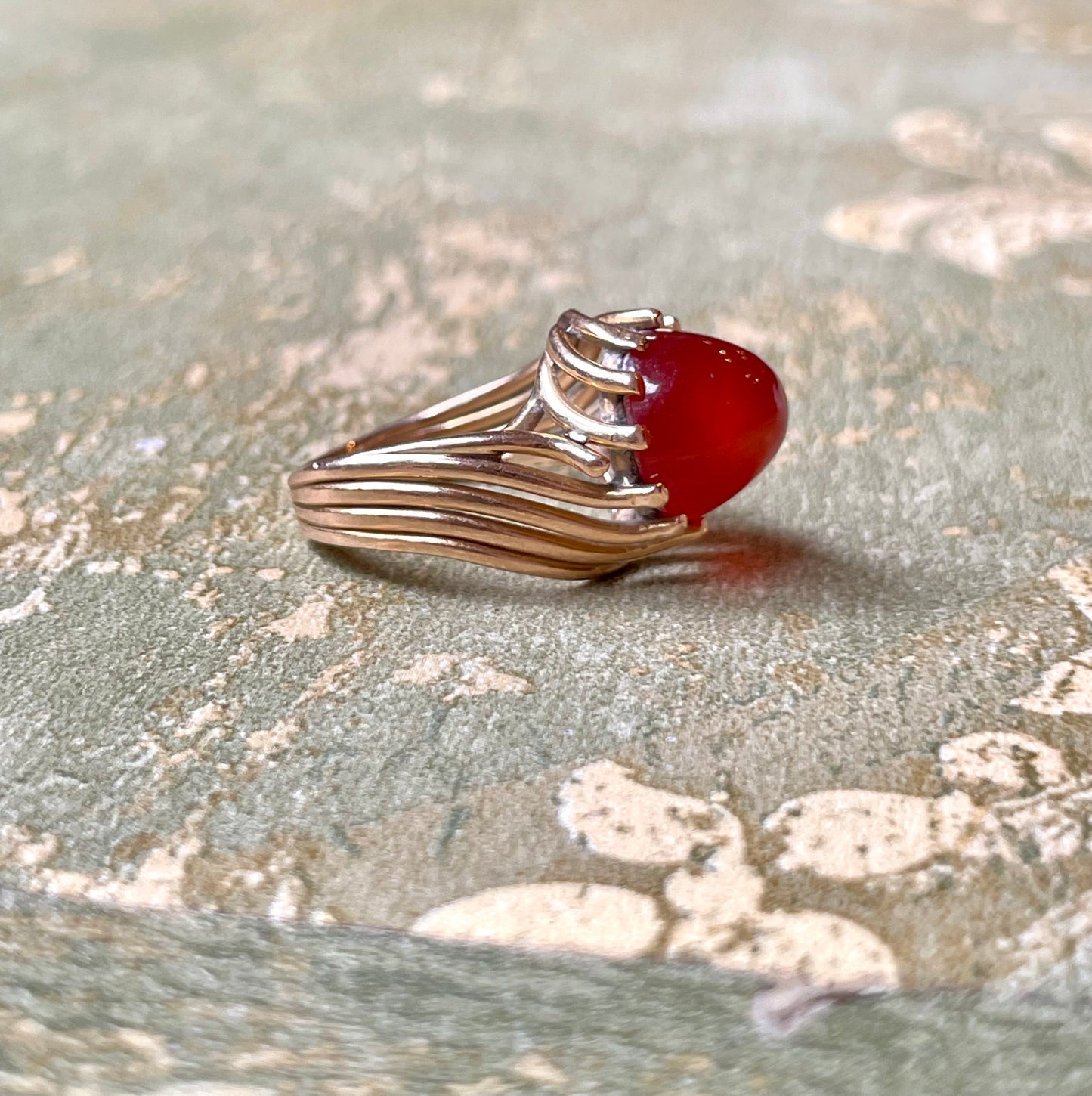 Intramontabile anello con corniola cabochon, anni ‘50