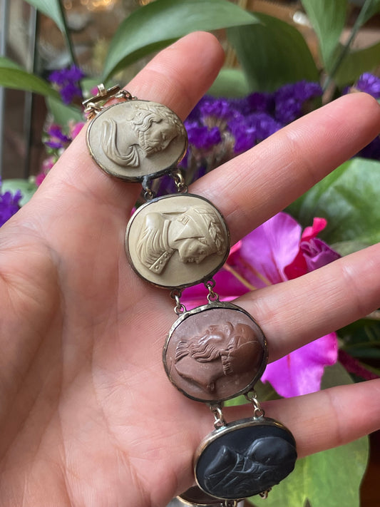 Affascinante bracciale in pietra lava, Italia, metà Ottocento