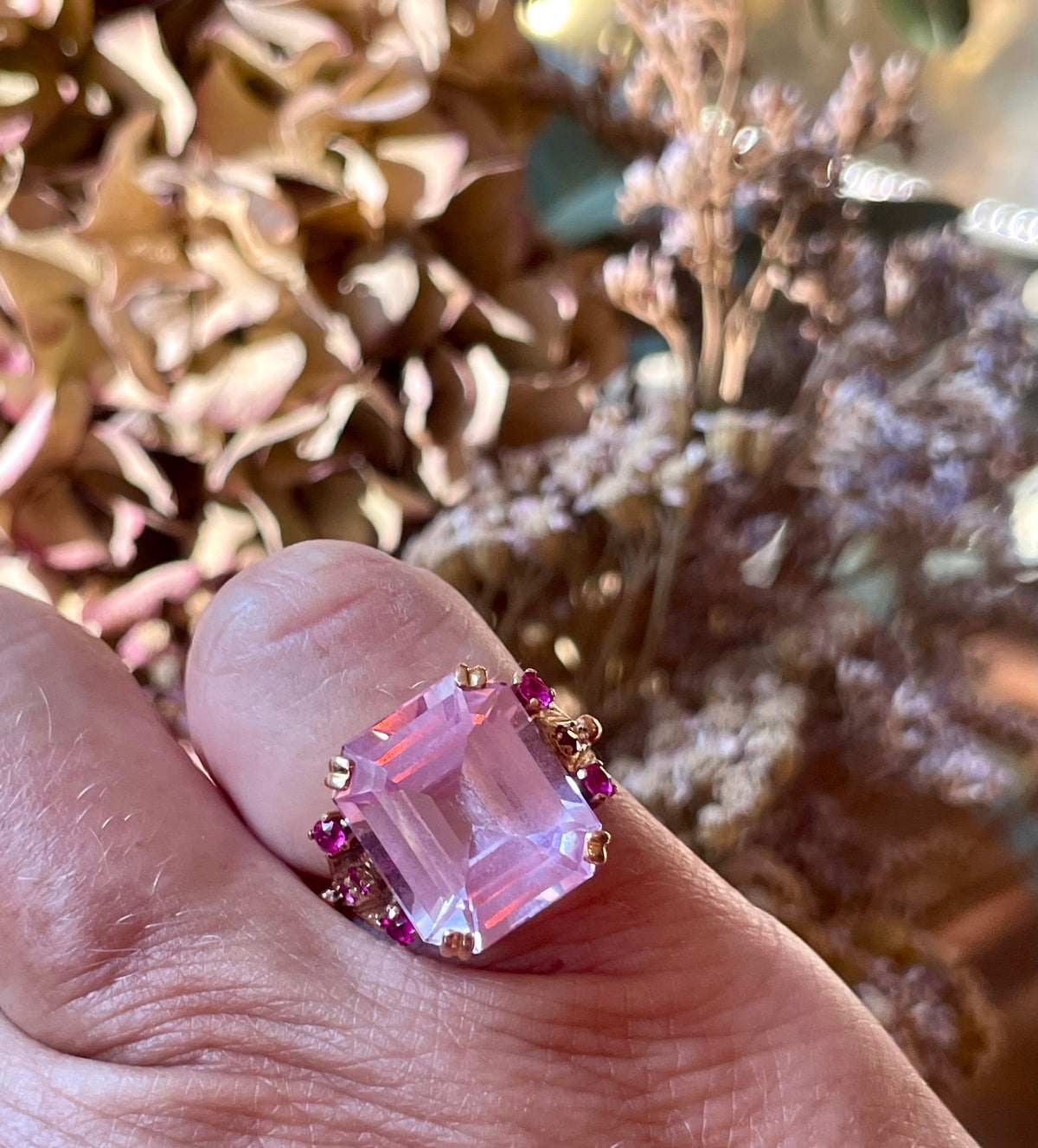 Incantevole cocktail ring in oro rosa con rosa di Francia e rubini, anni ‘40/50