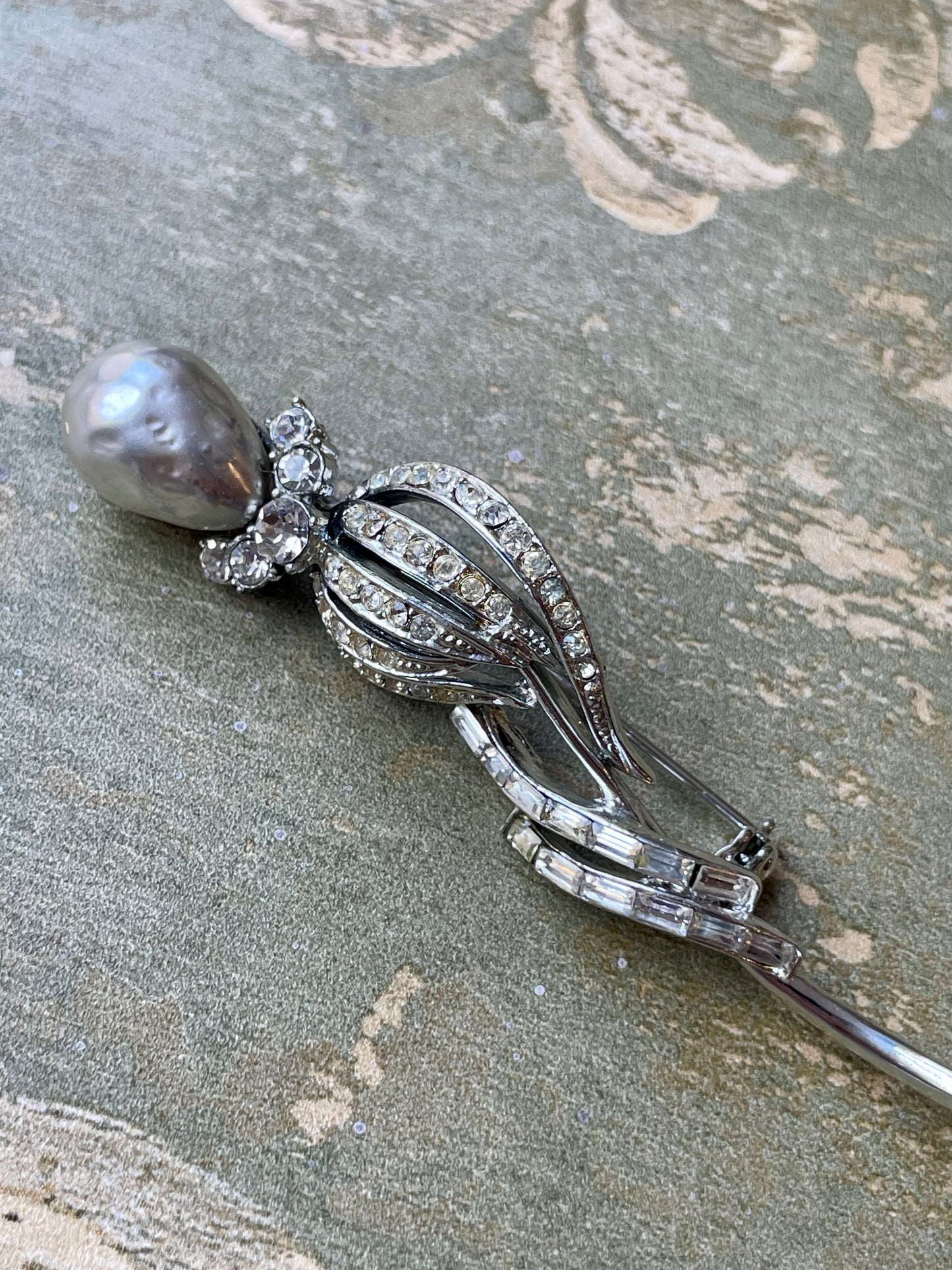 Spilla Bocciolo di Rosa in cristalli bianchi, Coro, anni ‘50