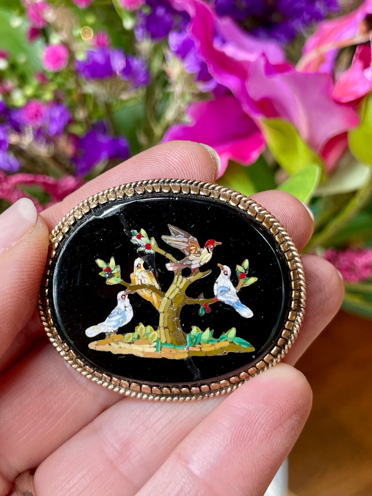 Raffinata spilla in micromosaico con uccellini, Roma, prima metà dell’Ottocento