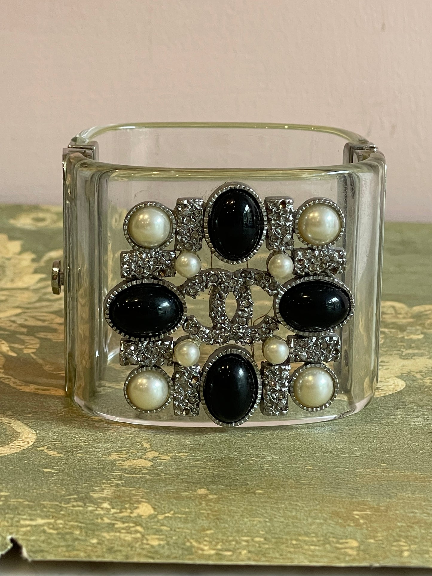 Manchette in plexi Chanel