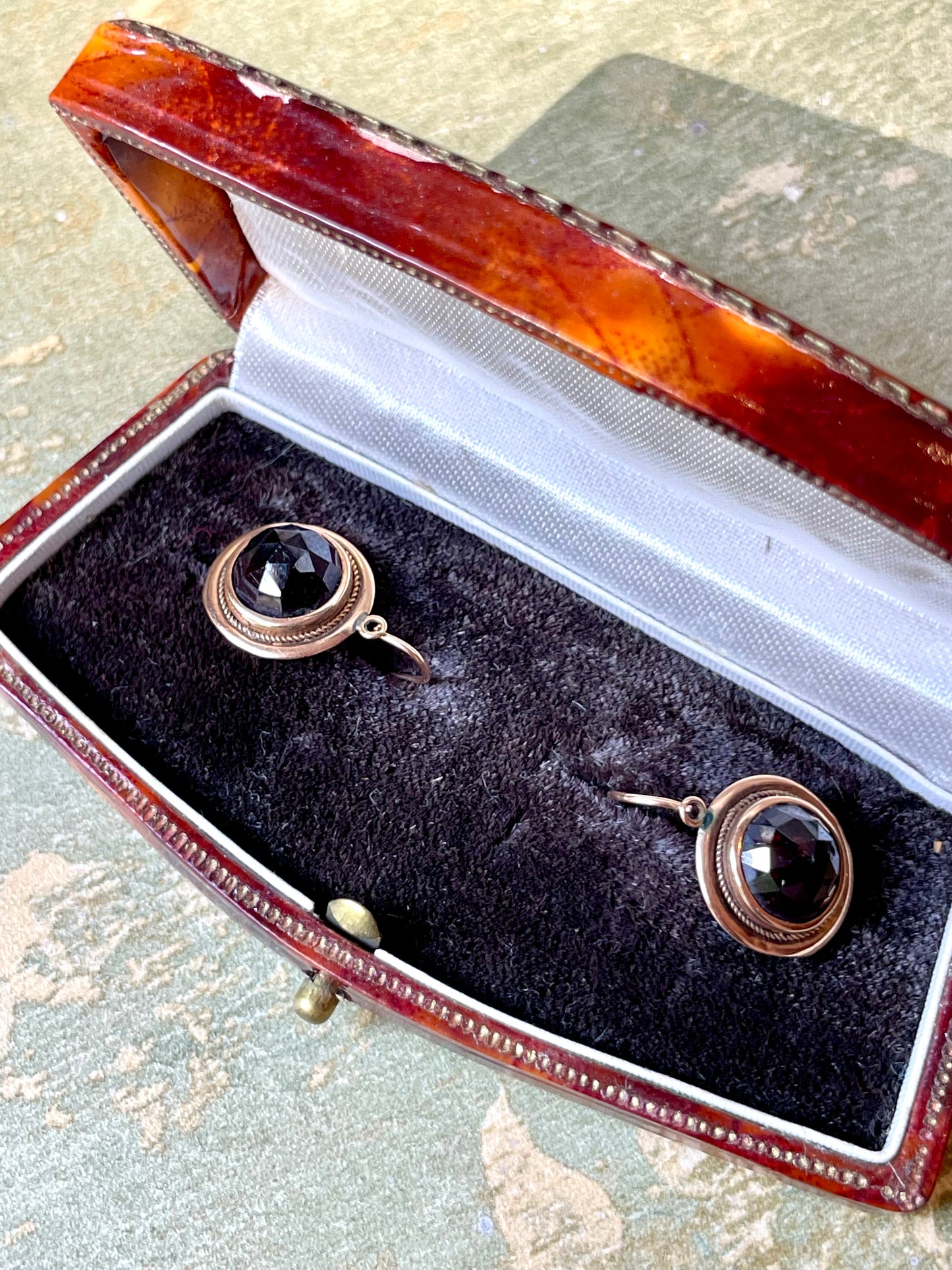Intramontabili orecchini con granati boho, 1870/80