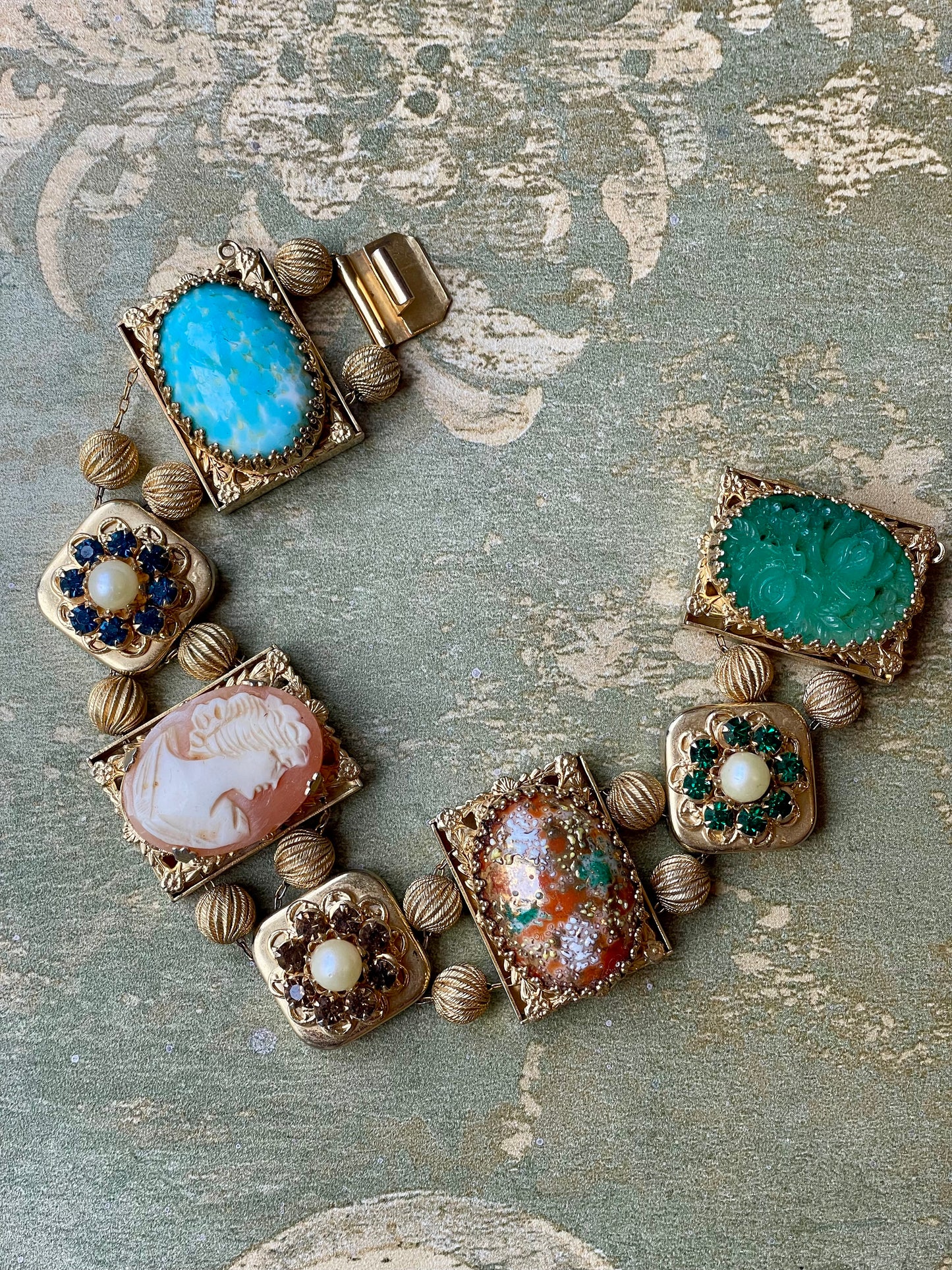 Bracciale dorato con paste di vetro e cammeo, anni ‘80