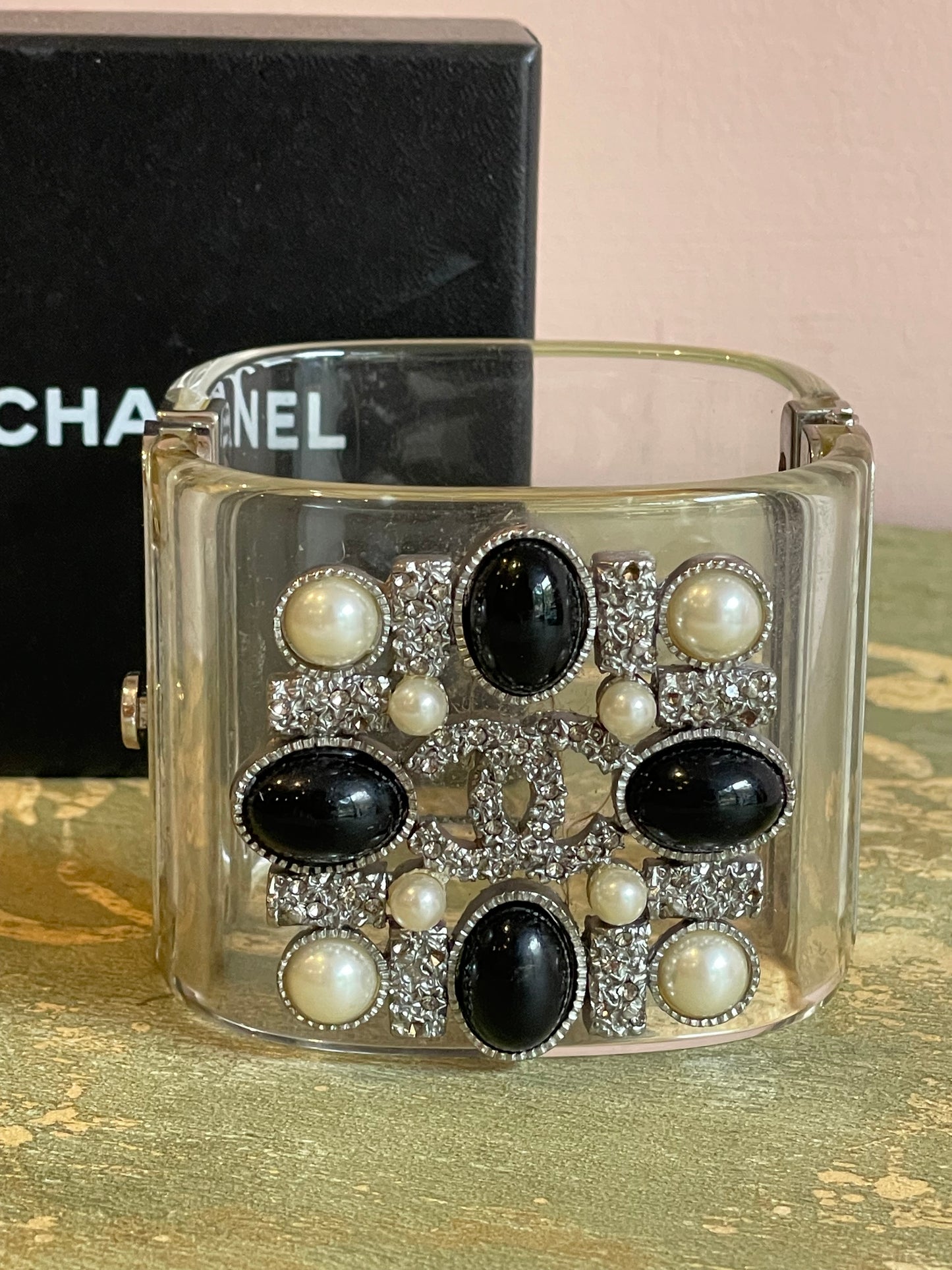 Manchette in plexi Chanel