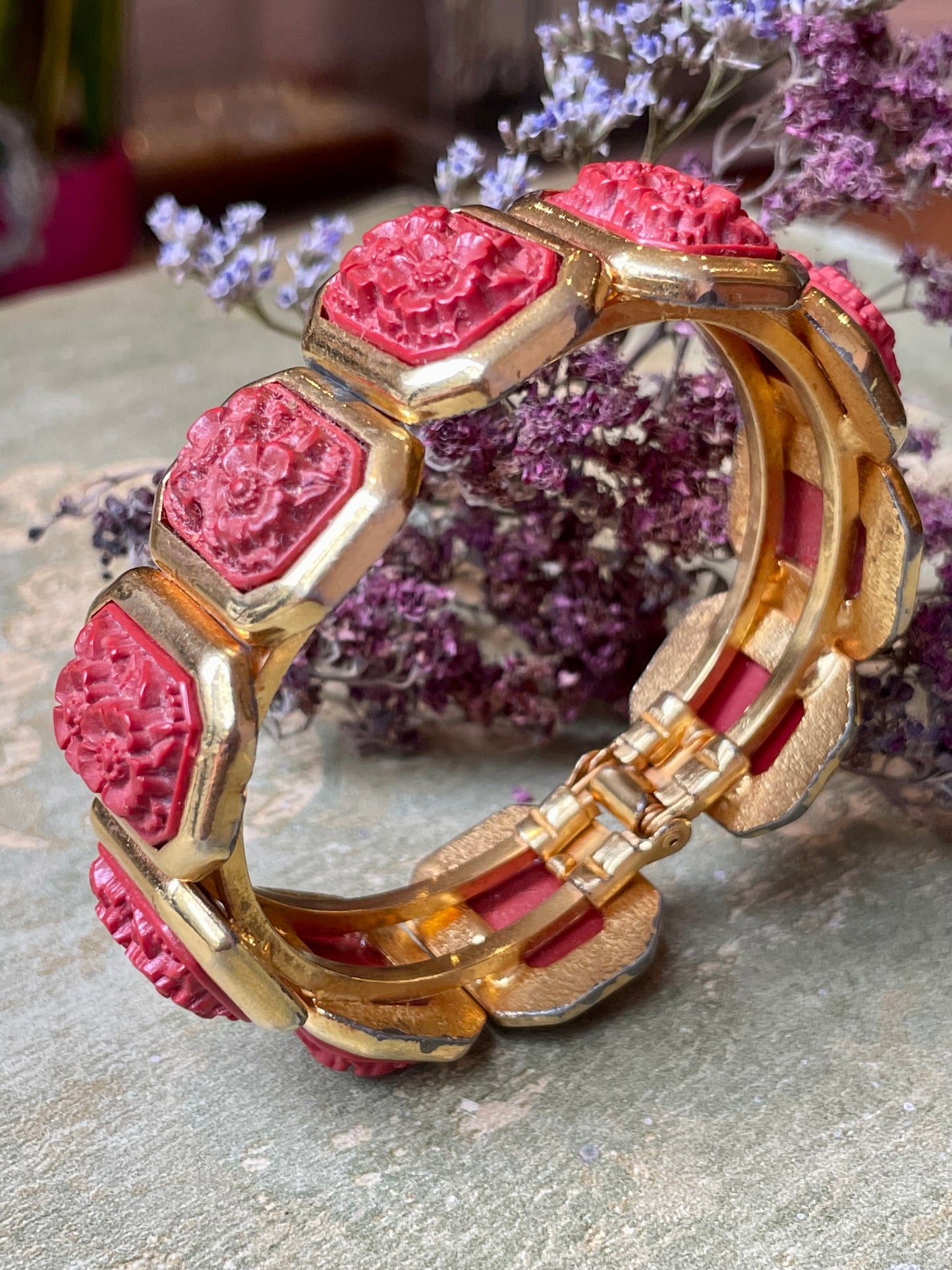 Bracciale semi rigido con placchette floreali, anni ‘50