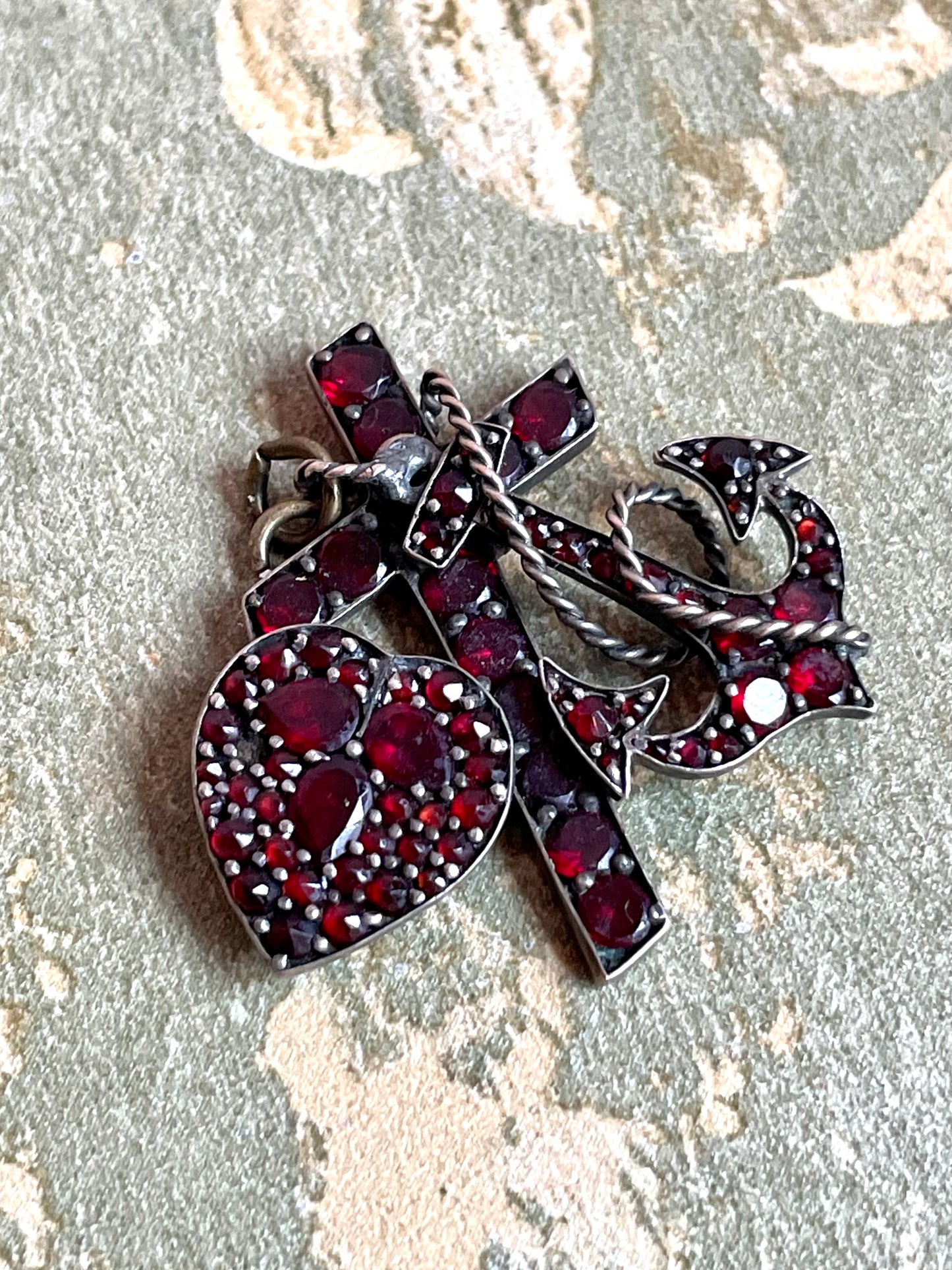 Pendente vittoriano in argento e granati