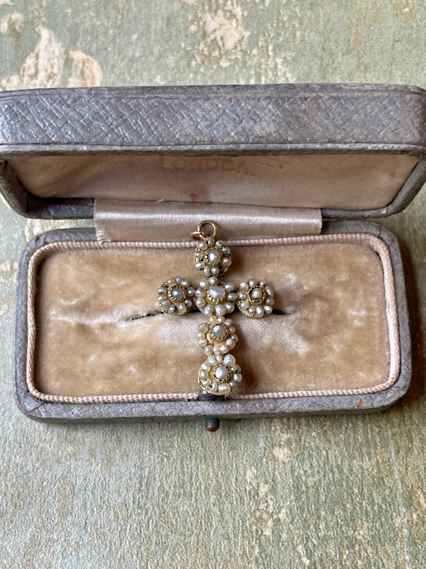 Pendente a forma di croce con microperle, epoca georgiana
