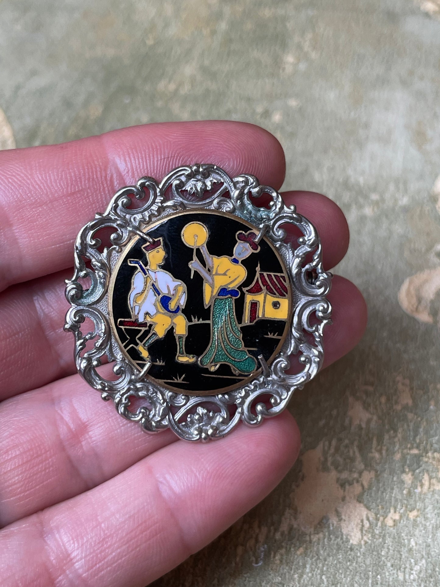 Incantevole spilla con chinoiserie in smalto, anni ‘40/50
