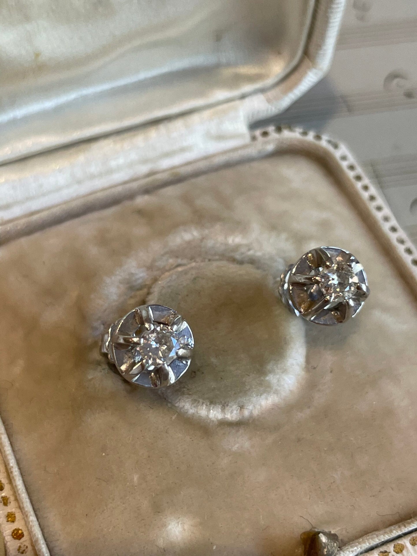 Orecchini punto luce in oro bianco e diamanti, 1910/20