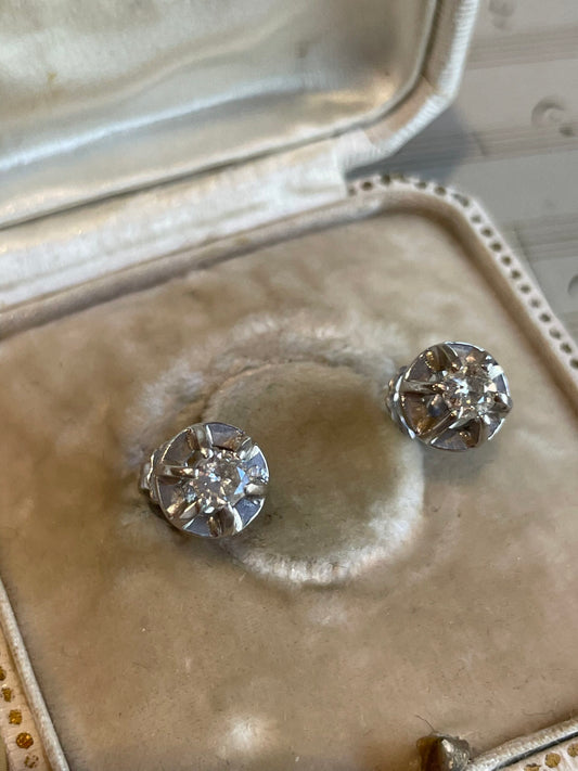 Orecchini punto luce in oro bianco e diamanti, 1910/20