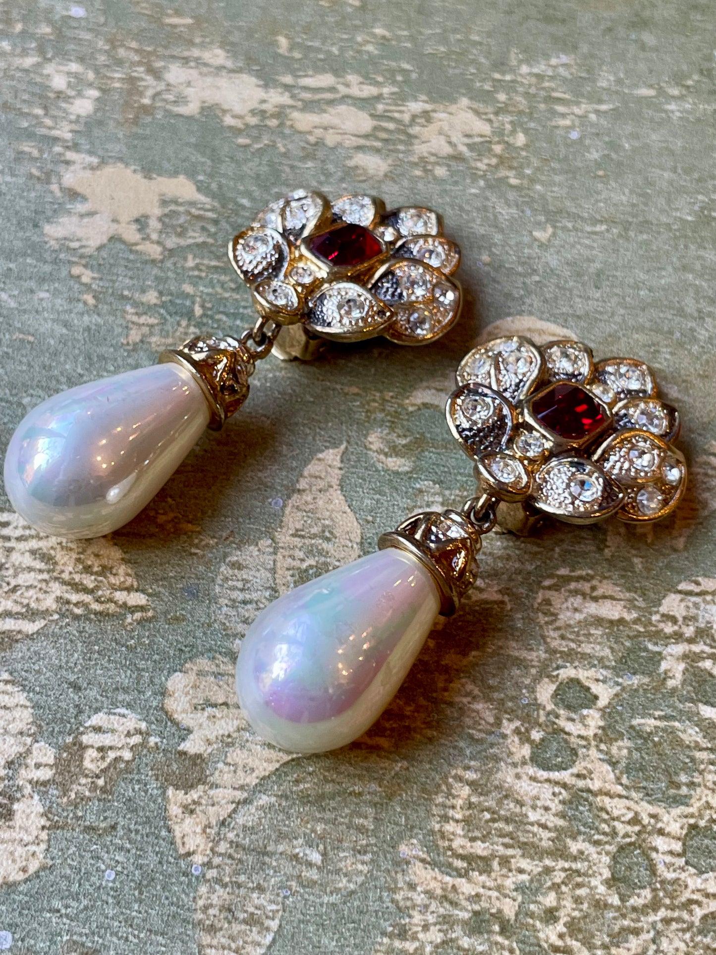 Stupendi orecchini con perla a goccia e cristalli, anni ‘80