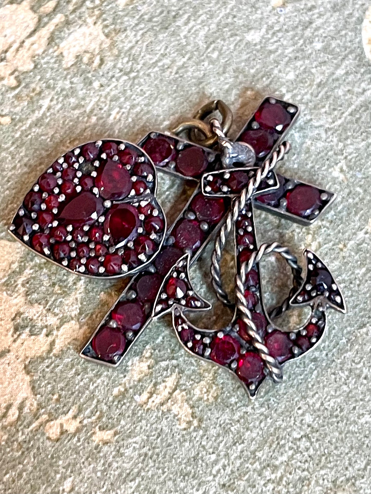 Pendente vittoriano in argento e granati