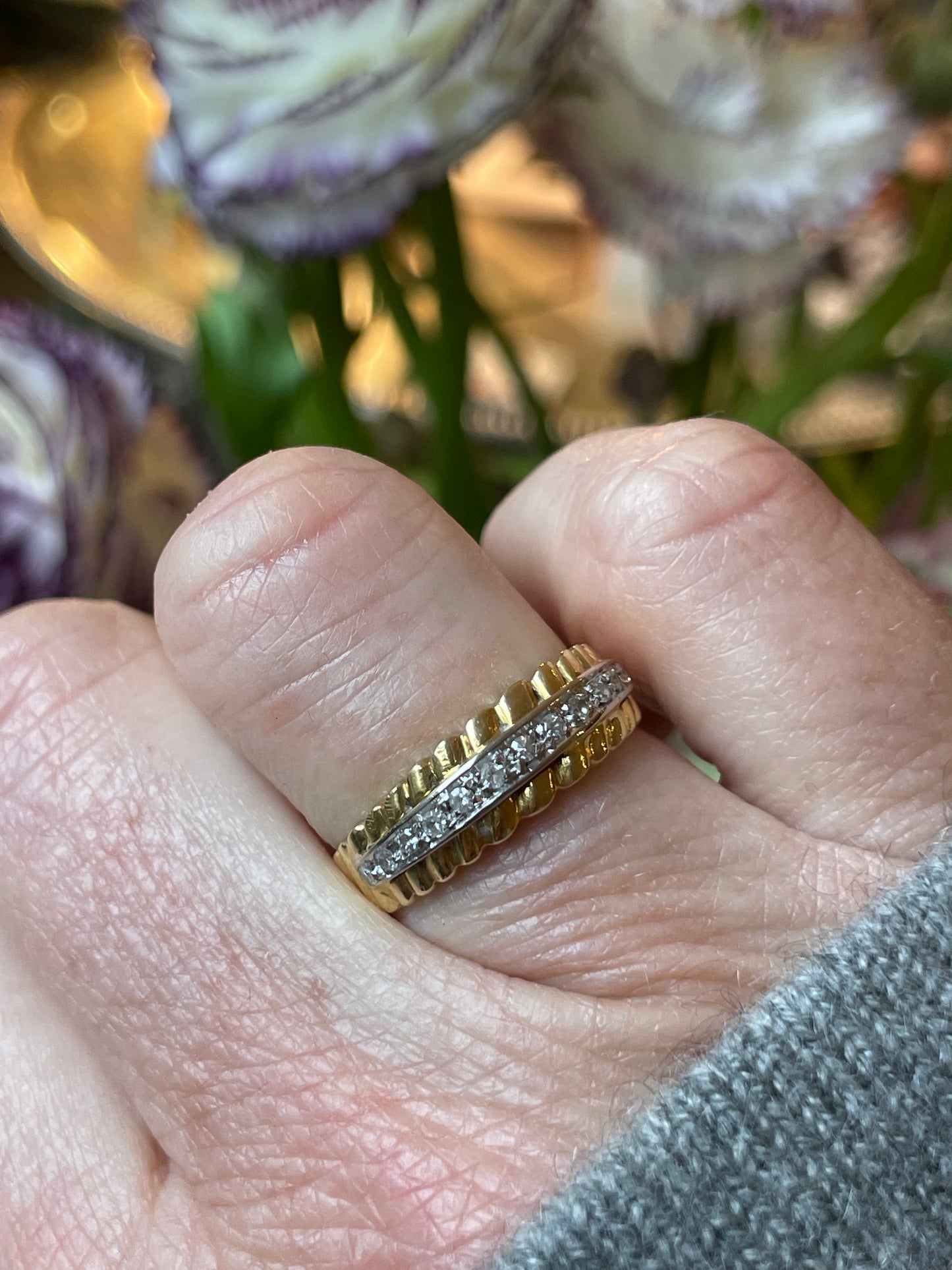 Fascia in oro giallo con pave’ di diamanti, anni ‘70