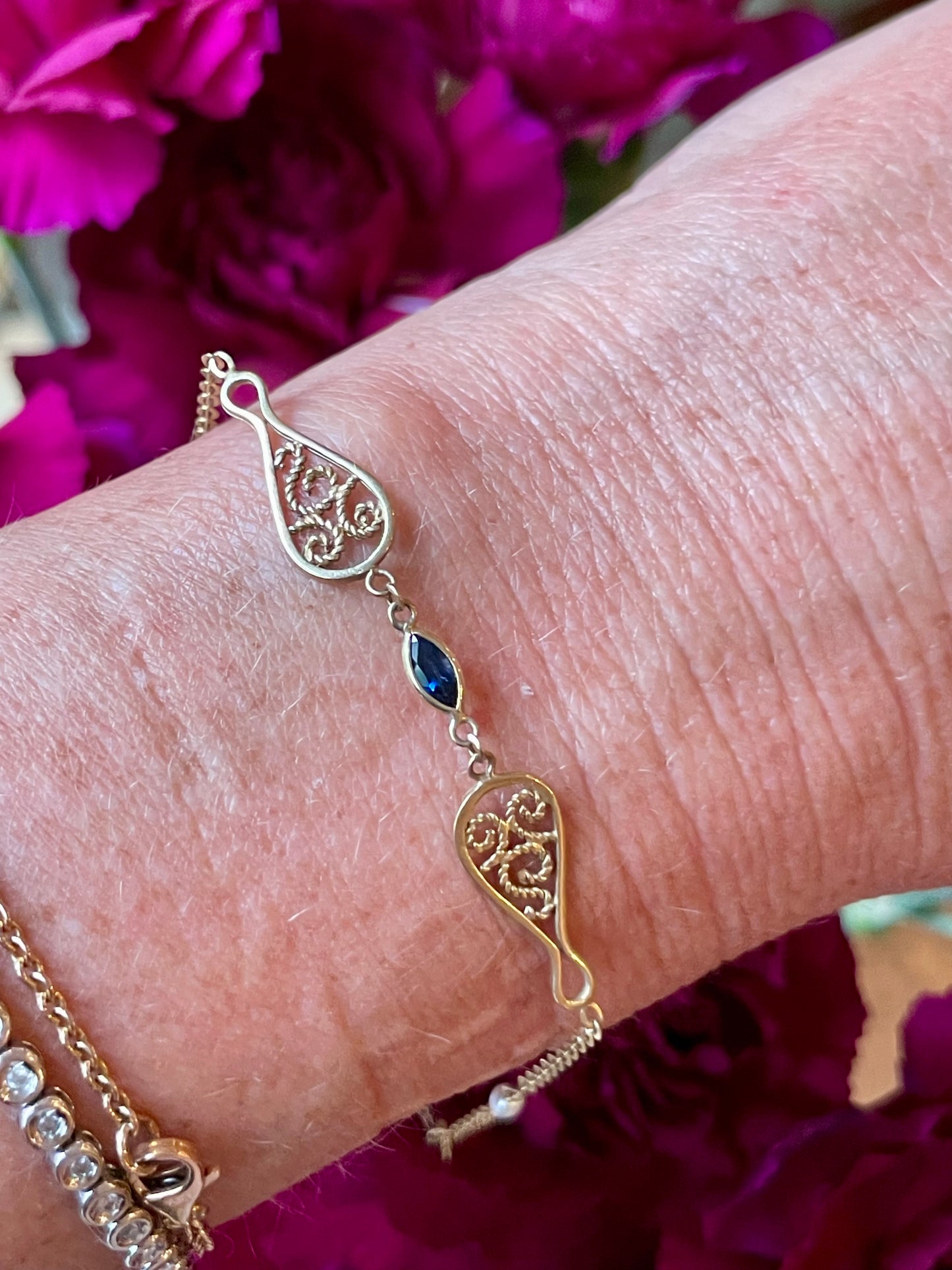 Raffinato bracciale in oro, perle e zaffiro, anni ‘50/60