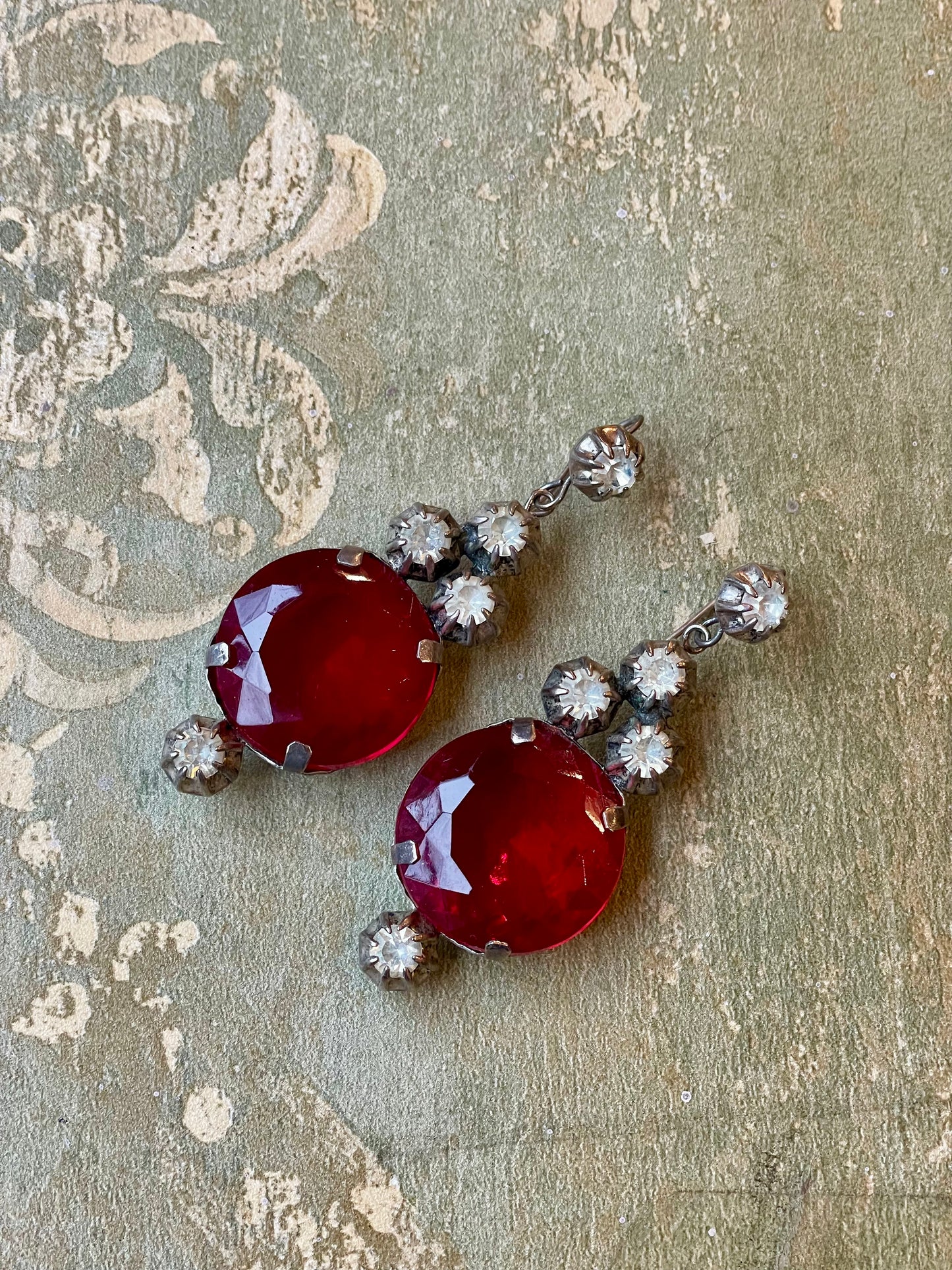 Orecchini chandelier con grande bottone in cristallo rosso, anni ‘50