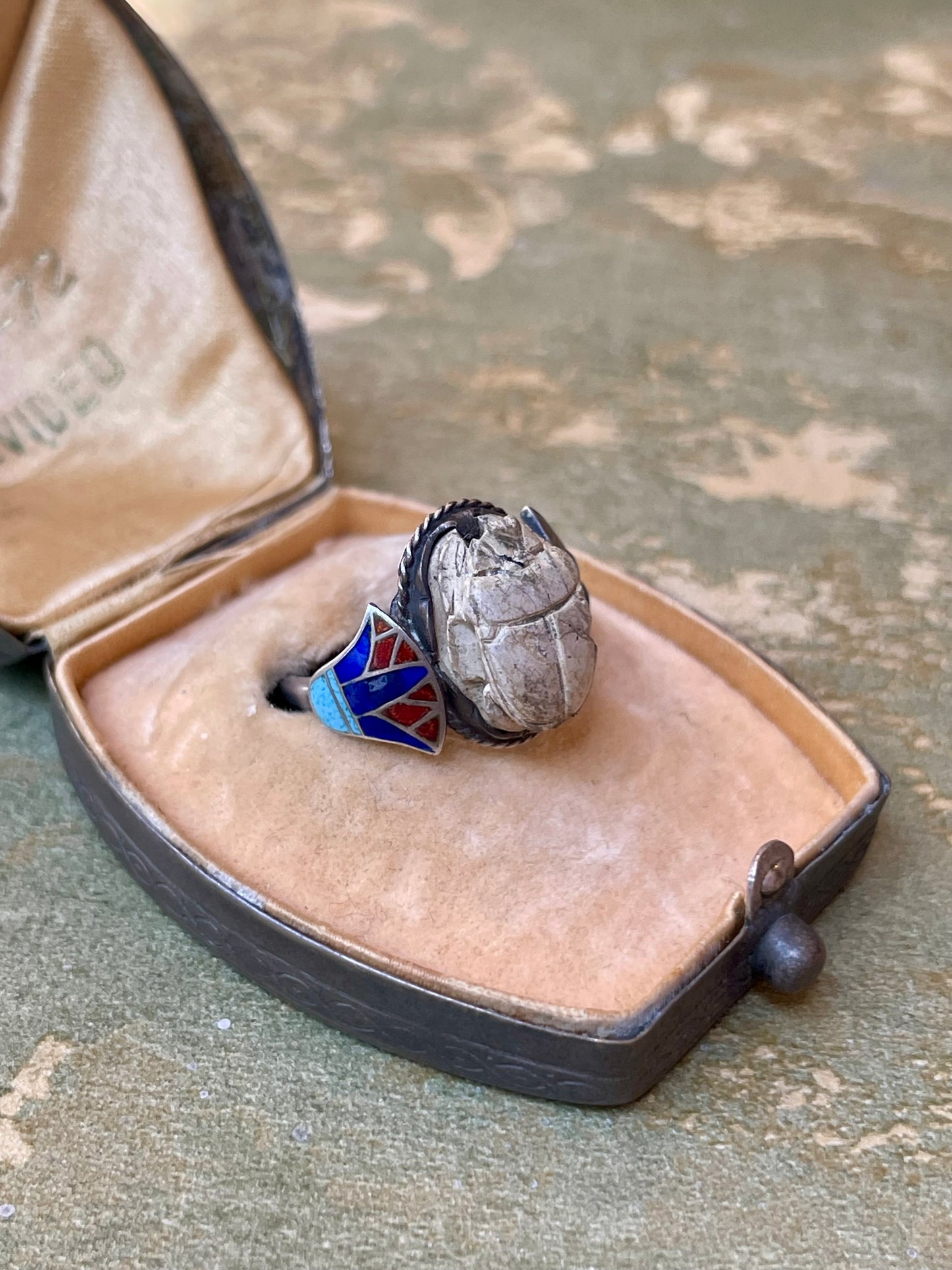 Anello con smalti e scarabeo, 1900/1910