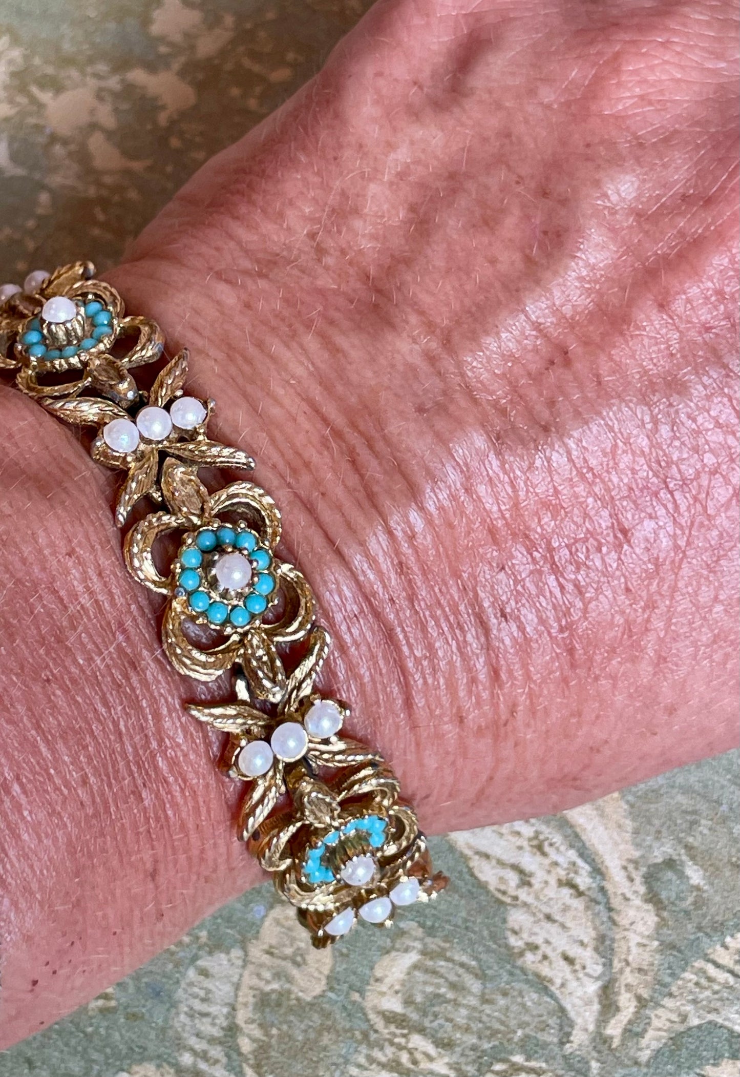 Sofisticato bracciale dorato con piccole perle e pasta di turchesi, anni ‘40/50