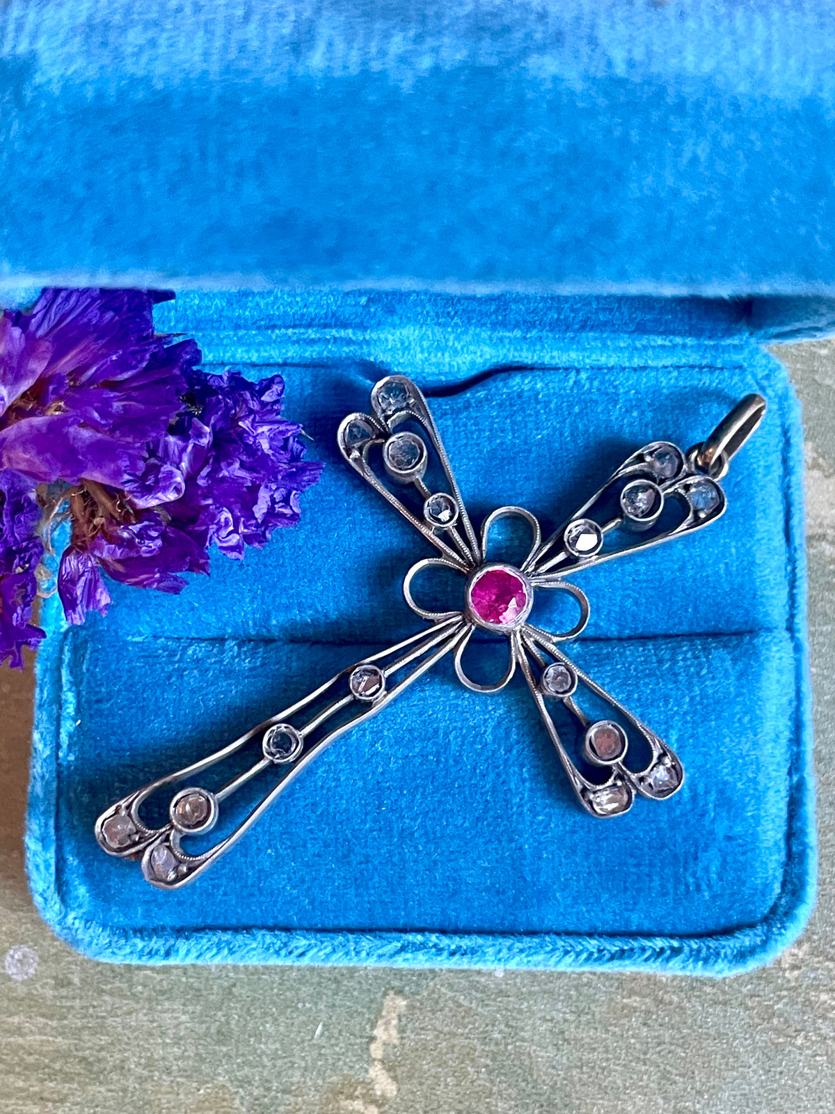 Romantica croce in argento, oro, rosette di diamanti e rubino, epoca vittoriana